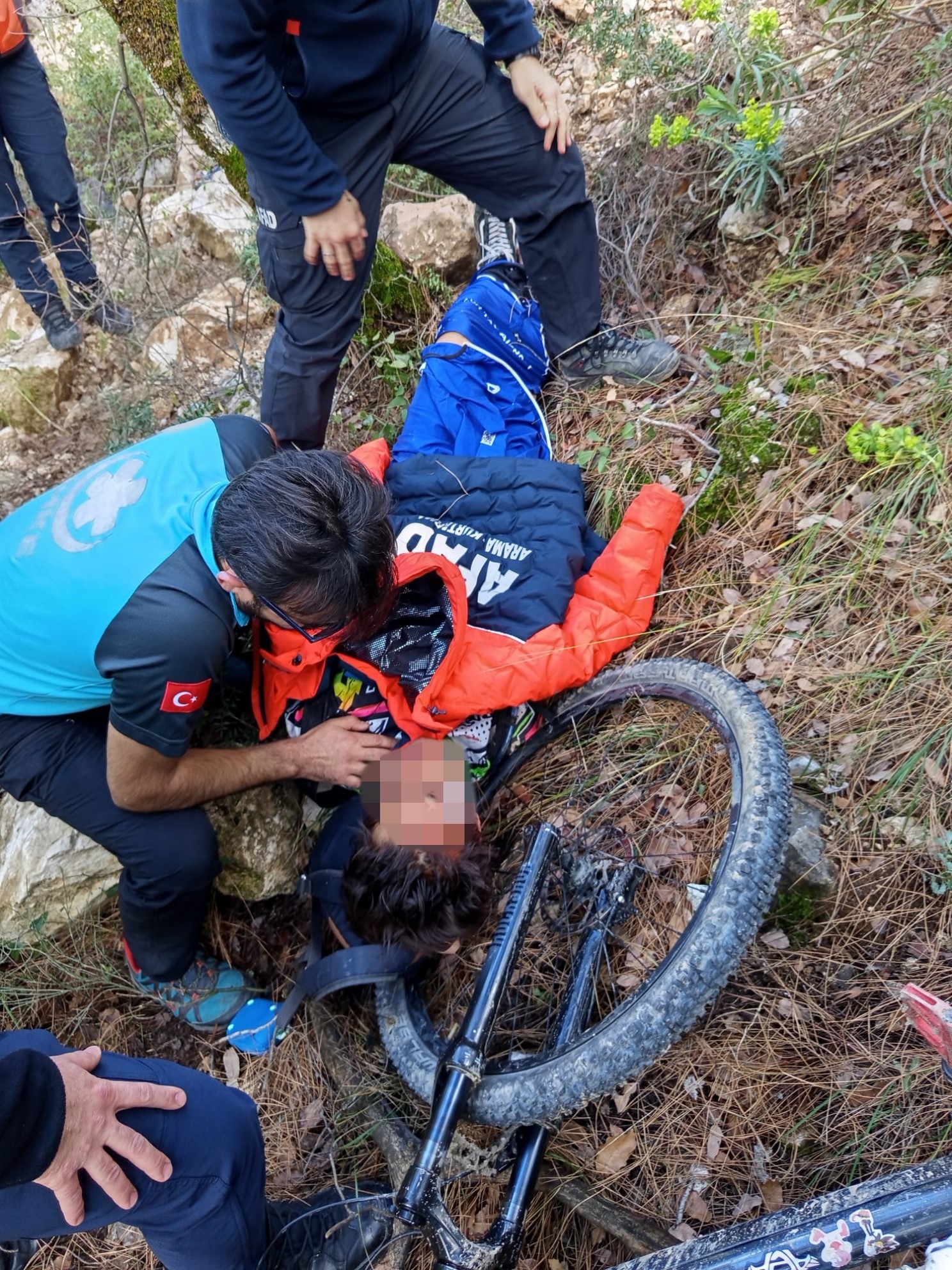 Keskin Viraj Sonrası 10 Metrelik Düşüş… Kurtarma Anları Nefes Kesti (3)