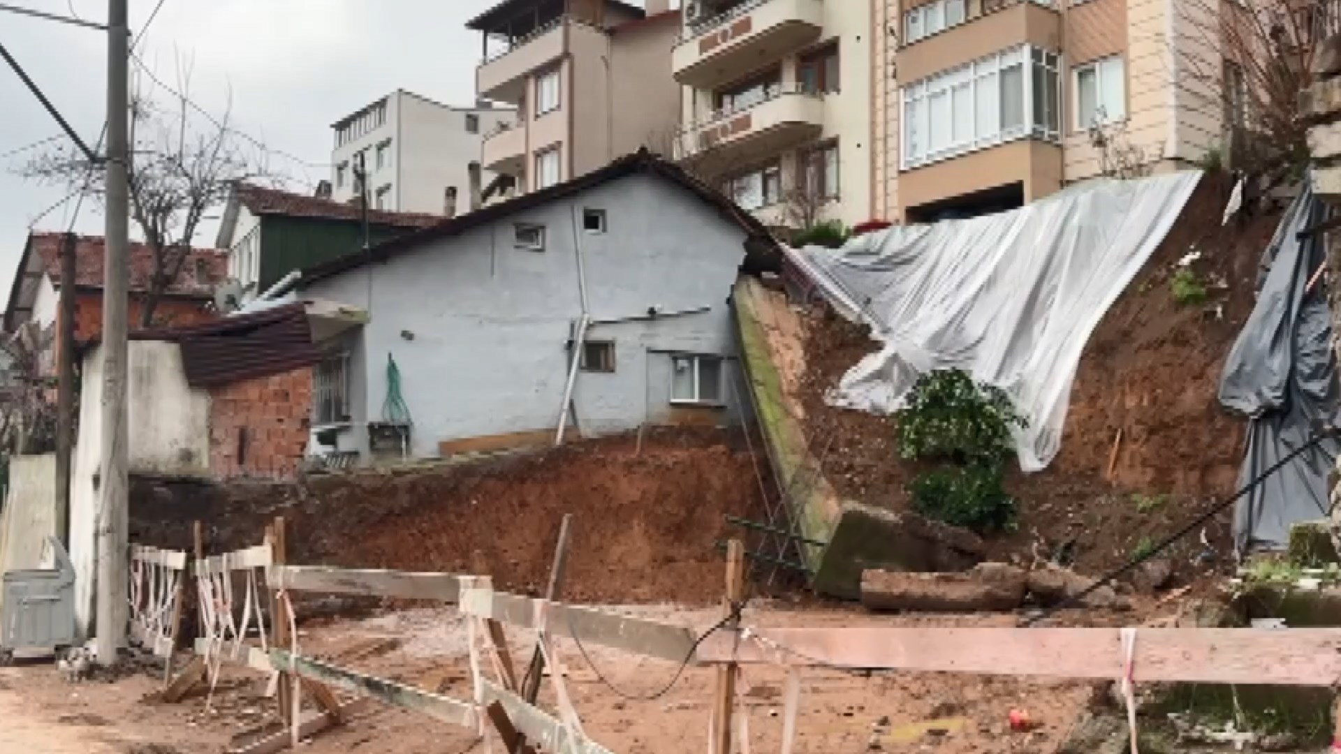 Kocaeli Derince’de Istinat Duvarı Çöktü İki Bina Tahliye Edildi