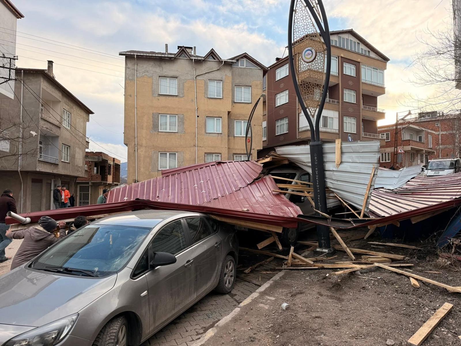 Ordu’da Saatte 100 Kilometreyi Bulan Fırtına Çatıları Uçurdu