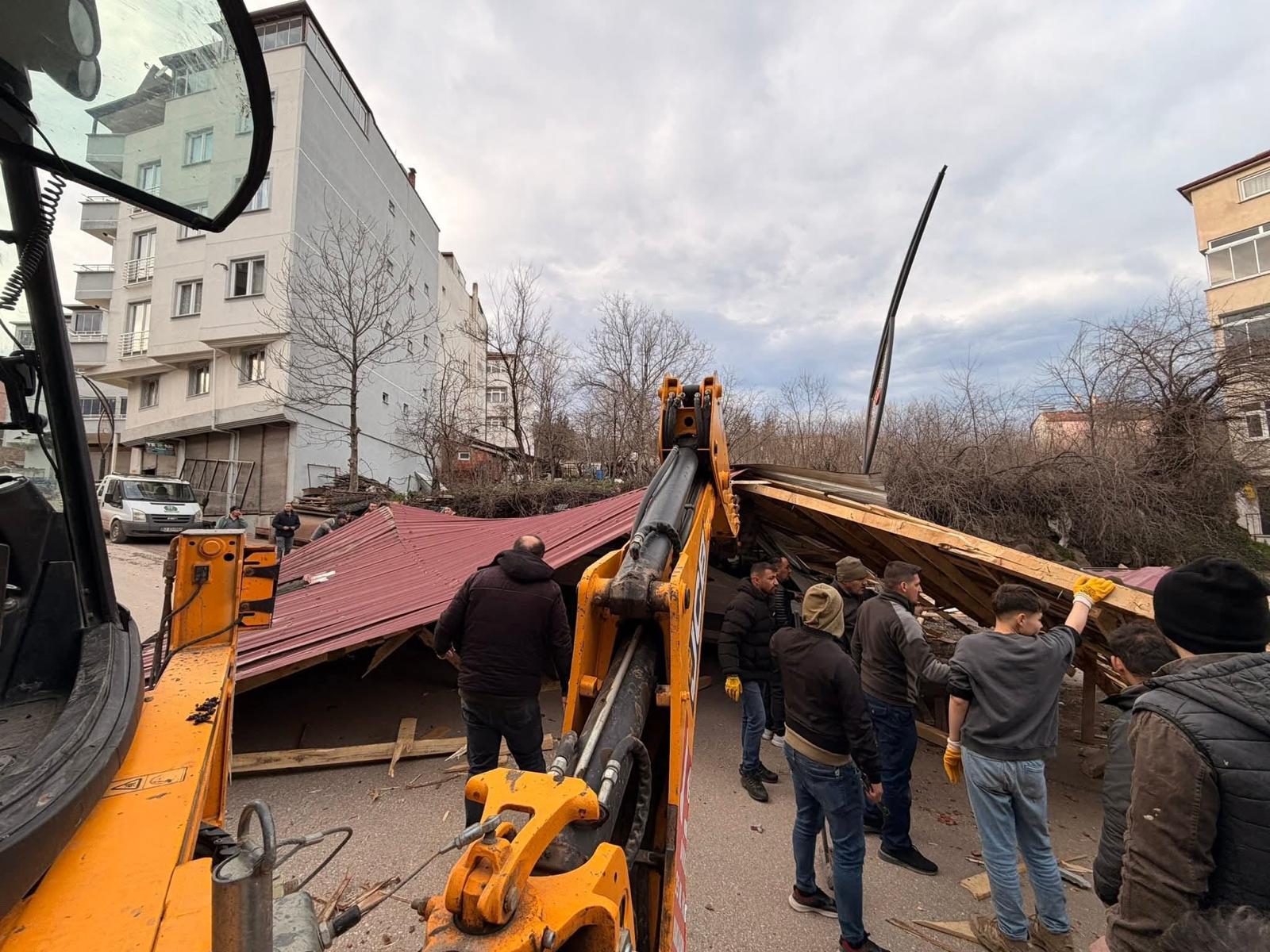 Ordu’da Saatte 100 Kilometreyi Bulan Fırtına Çatıları Uçurdu1