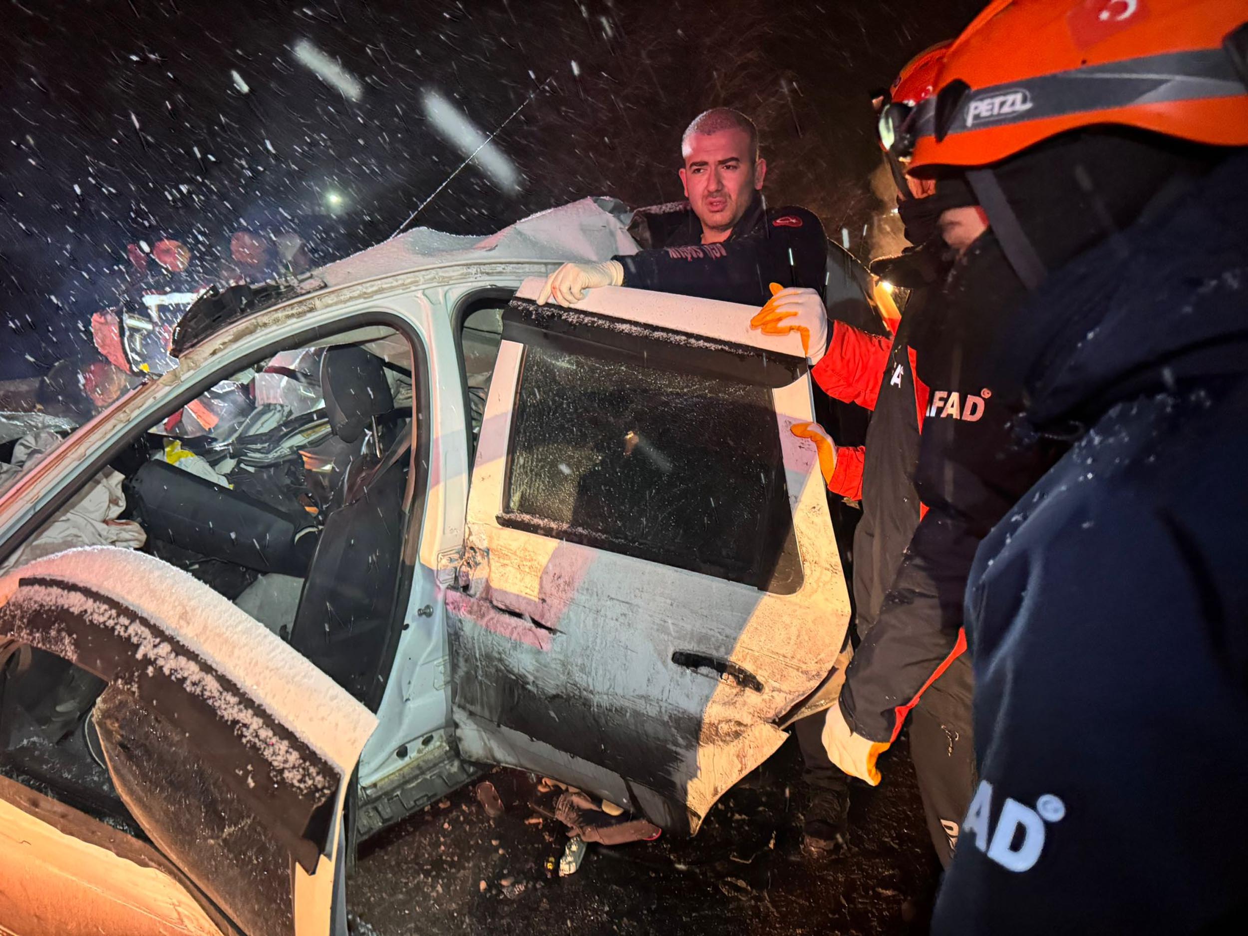 Tir Ile Cip Kafa Kafaya Çarpıştı, 4 Kişi Olay Yerinde Hayatını Kaybetti1