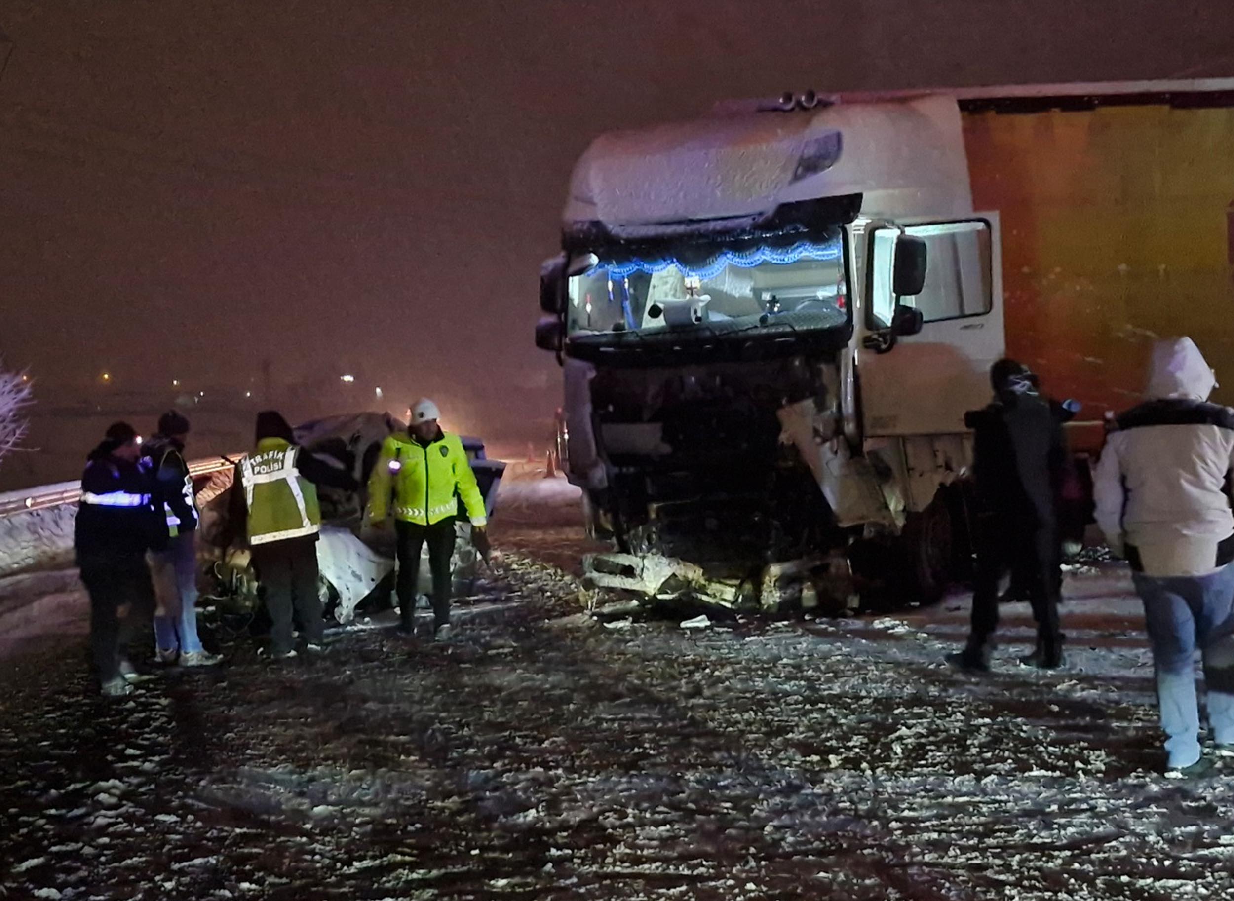 Tir Ile Cip Kafa Kafaya Çarpıştı, 4 Kişi Olay Yerinde Hayatını Kaybetti2