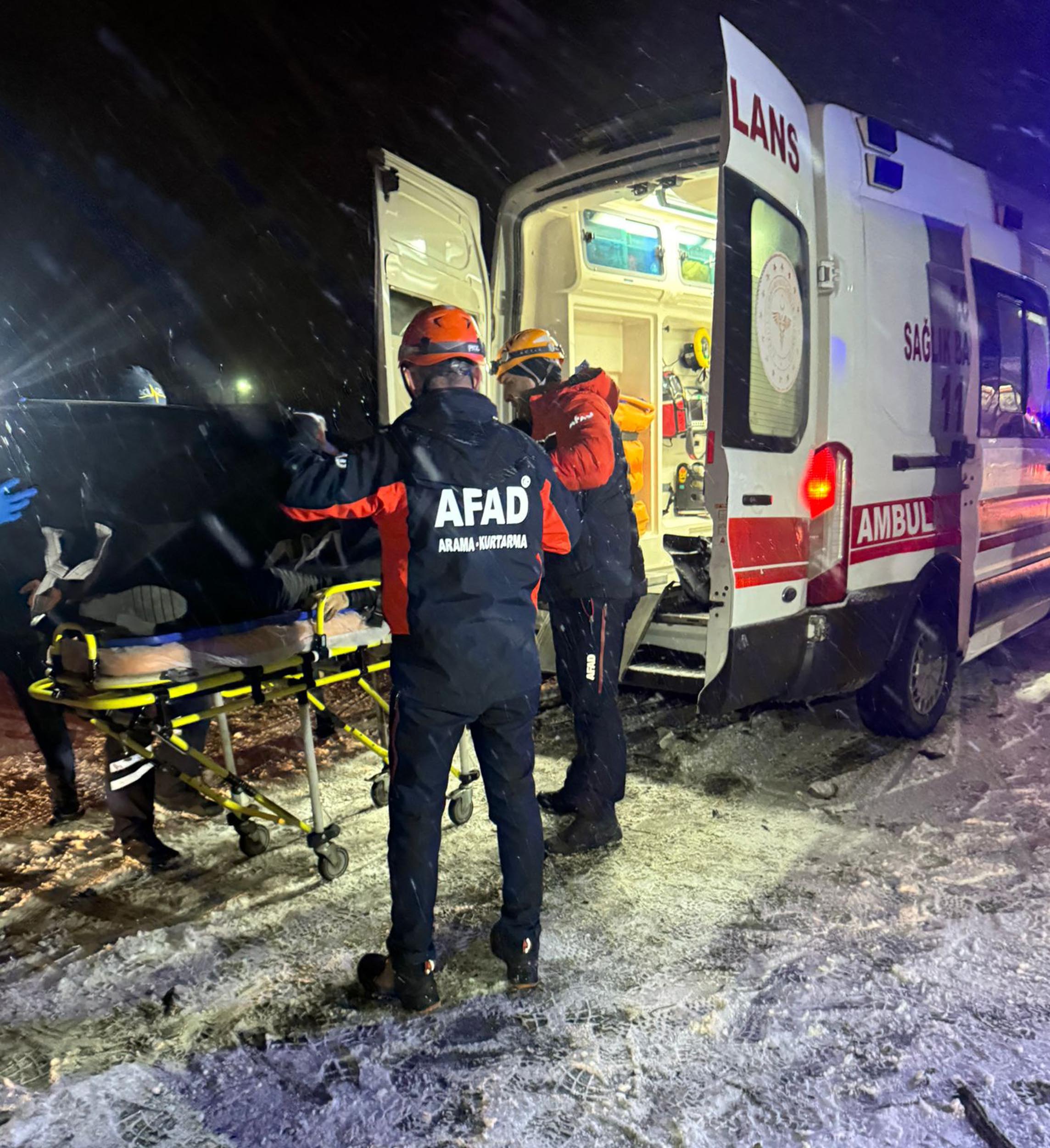 Tir Ile Cip Kafa Kafaya Çarpıştı, 4 Kişi Olay Yerinde Hayatını Kaybetti5