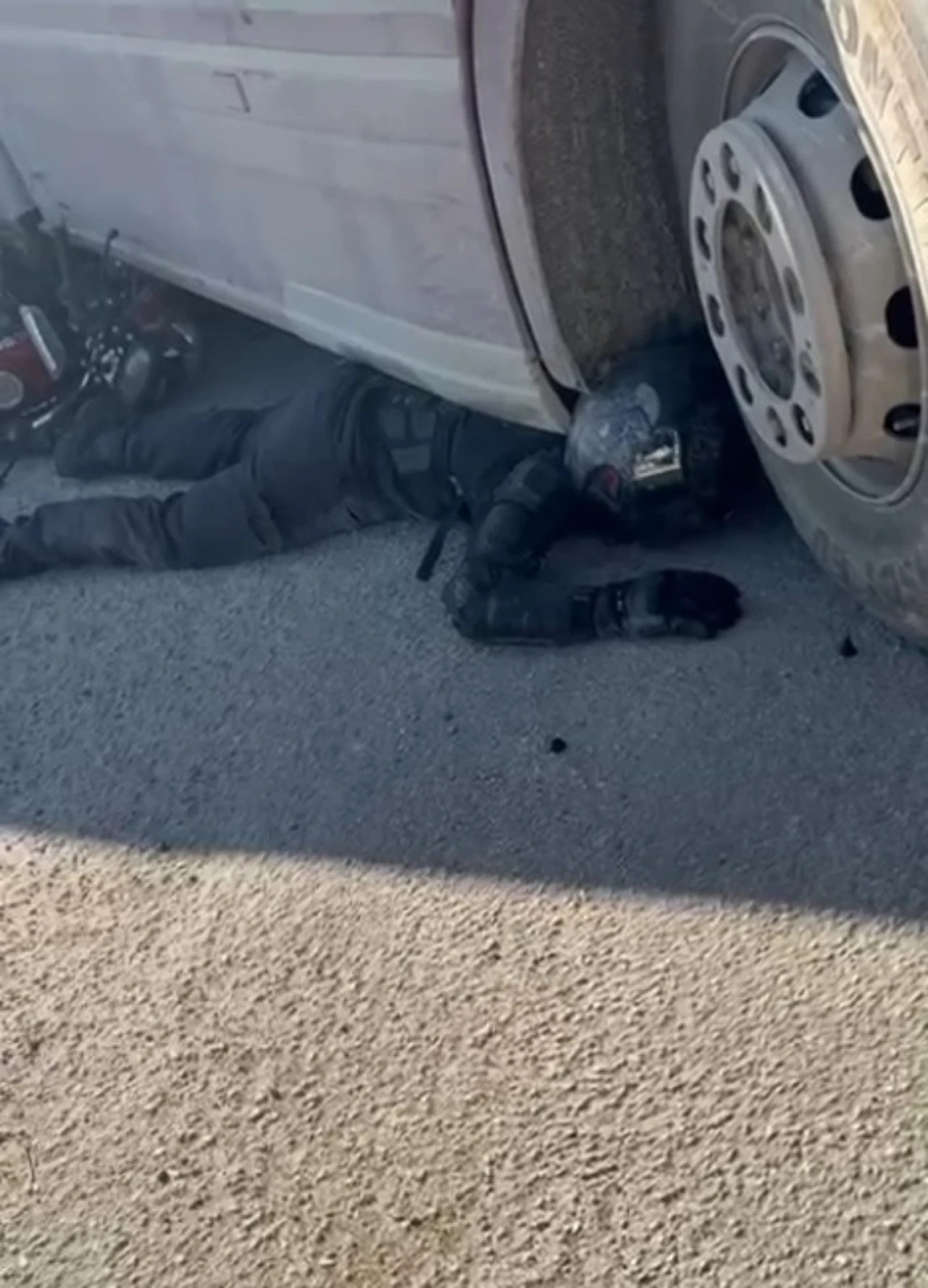 Tir’ın Altına Sıkışan Kurye Mucizeyle Kurtuldu (1)