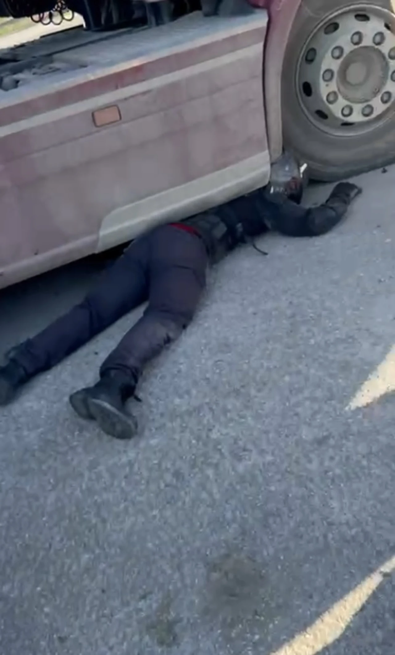 Tir’ın Altına Sıkışan Kurye Mucizeyle Kurtuldu (3)