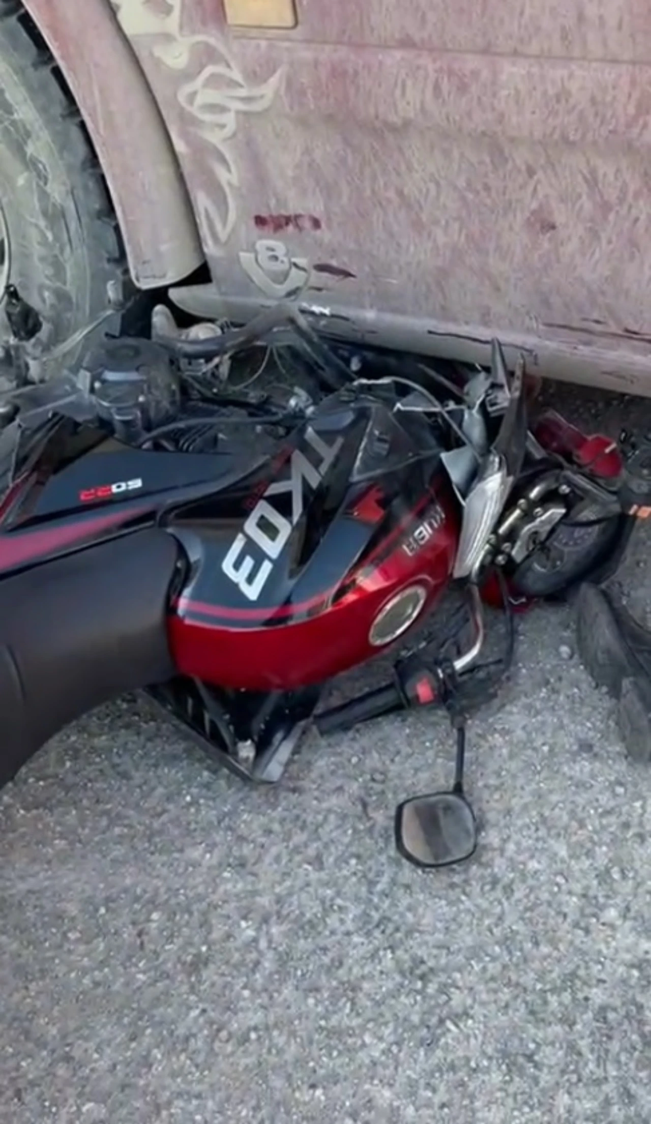 Tir’ın Altına Sıkışan Kurye Mucizeyle Kurtuldu (4)