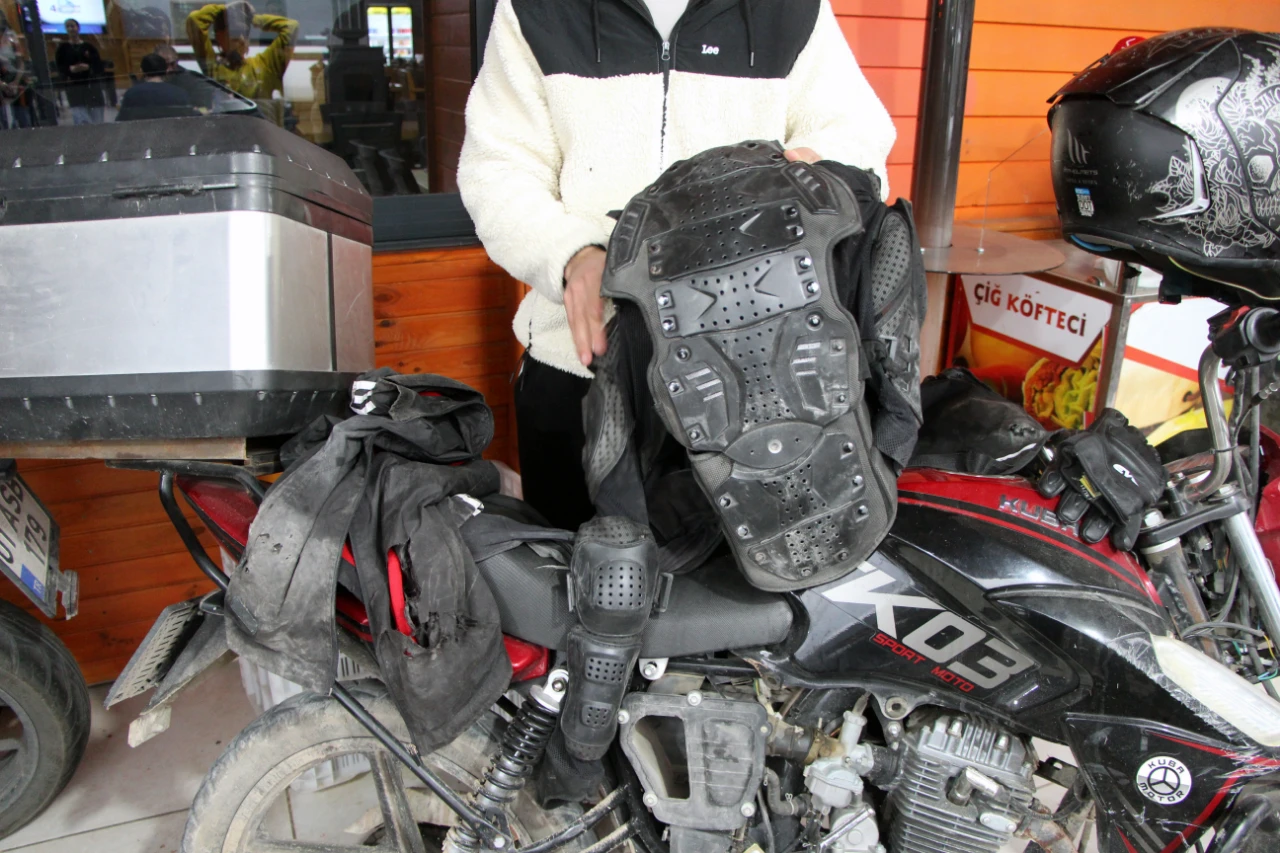 Tir’ın Altına Sıkışan Kurye Mucizeyle Kurtuldu (7)