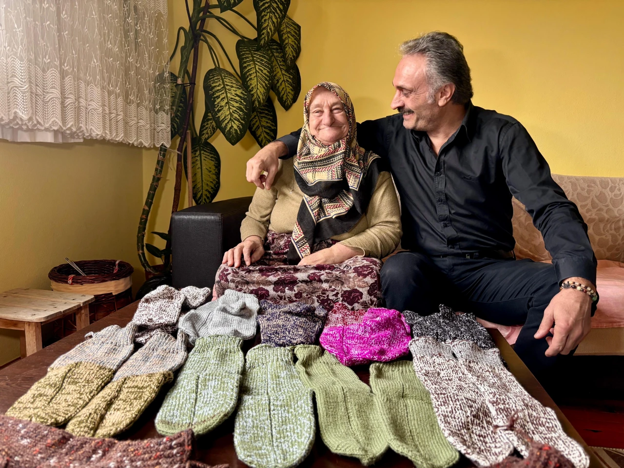 Trabzonlu 85 Yaşındaki Anne 6 Yıldır Mehmetçik Için Ilmek Atıyor (6)