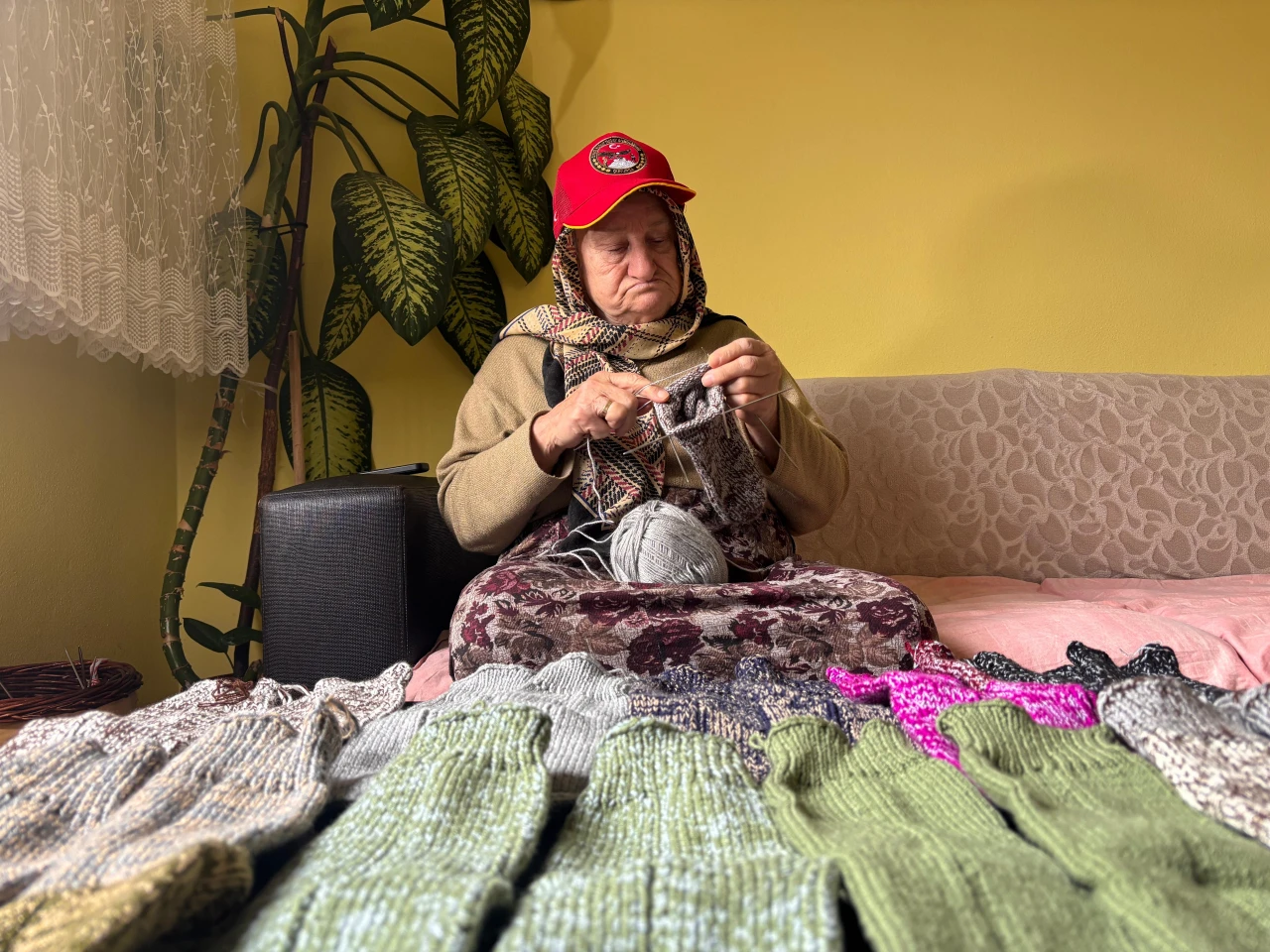 Trabzonlu 85 Yaşındaki Anne 6 Yıldır Mehmetçik Için Ilmek Atıyor (8)