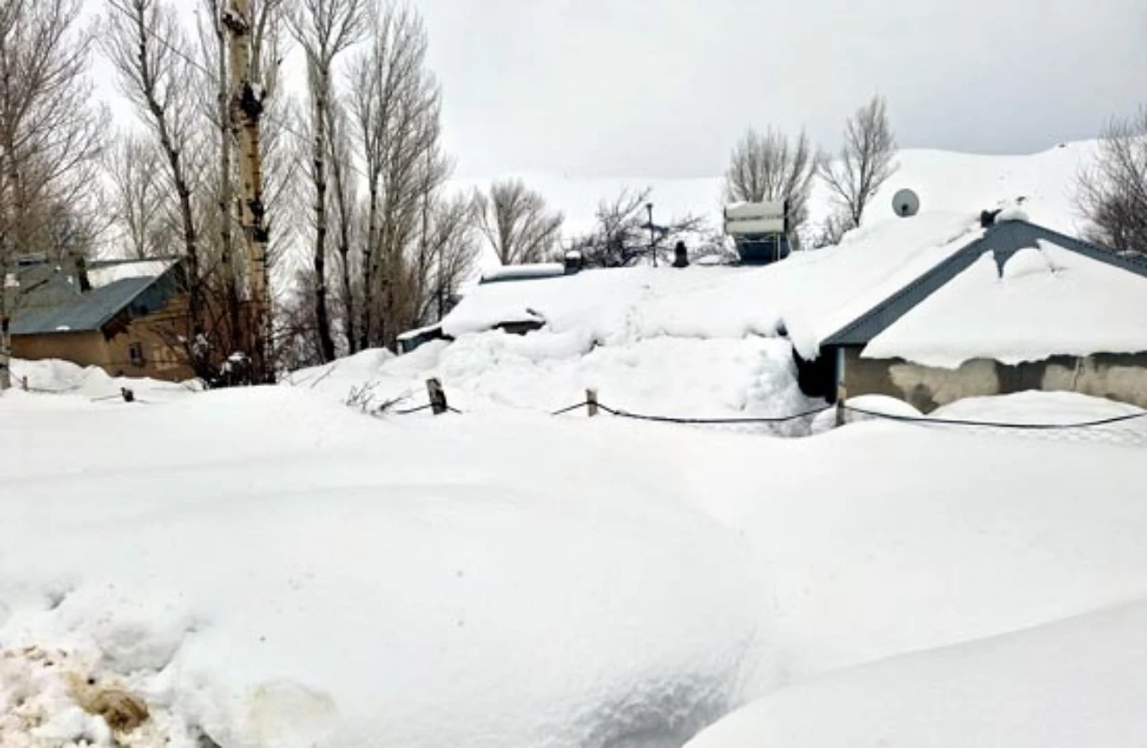 Van’da Yoğun Kar Yağışı Nedeniyle 76 Yerleşim Yeri Ulaşıma Kapandı (1)