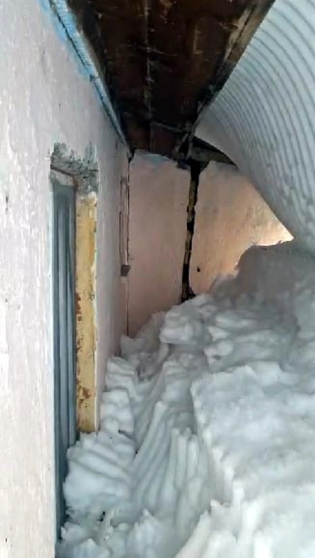 Van’da Yoğun Kar Yağışı Nedeniyle 76 Yerleşim Yeri Ulaşıma Kapandı (4)