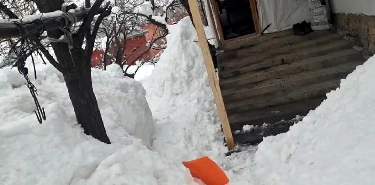 Van’da Yoğun Kar Yağışı Nedeniyle 76 Yerleşim Yeri Ulaşıma Kapandı (7)