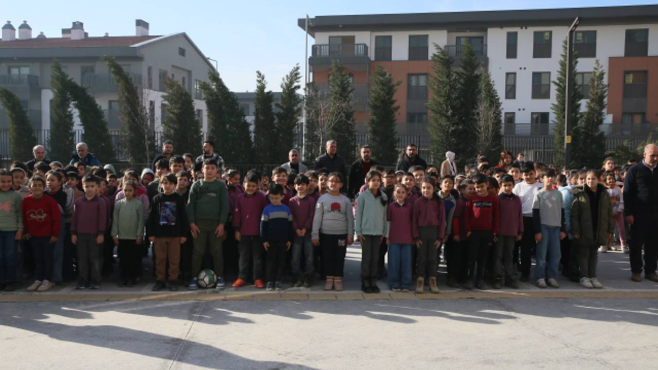 Kahramanmaraş'ta depremde hayatını kaybedenler için okullarda sessiz anma programı düzenlendi
