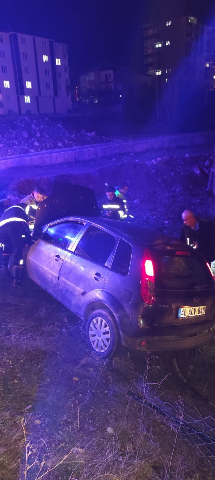 Afşin’de korkutan kaza! Yeşilyurt Mahallesi’nde otomobil metal yığınına döndü
