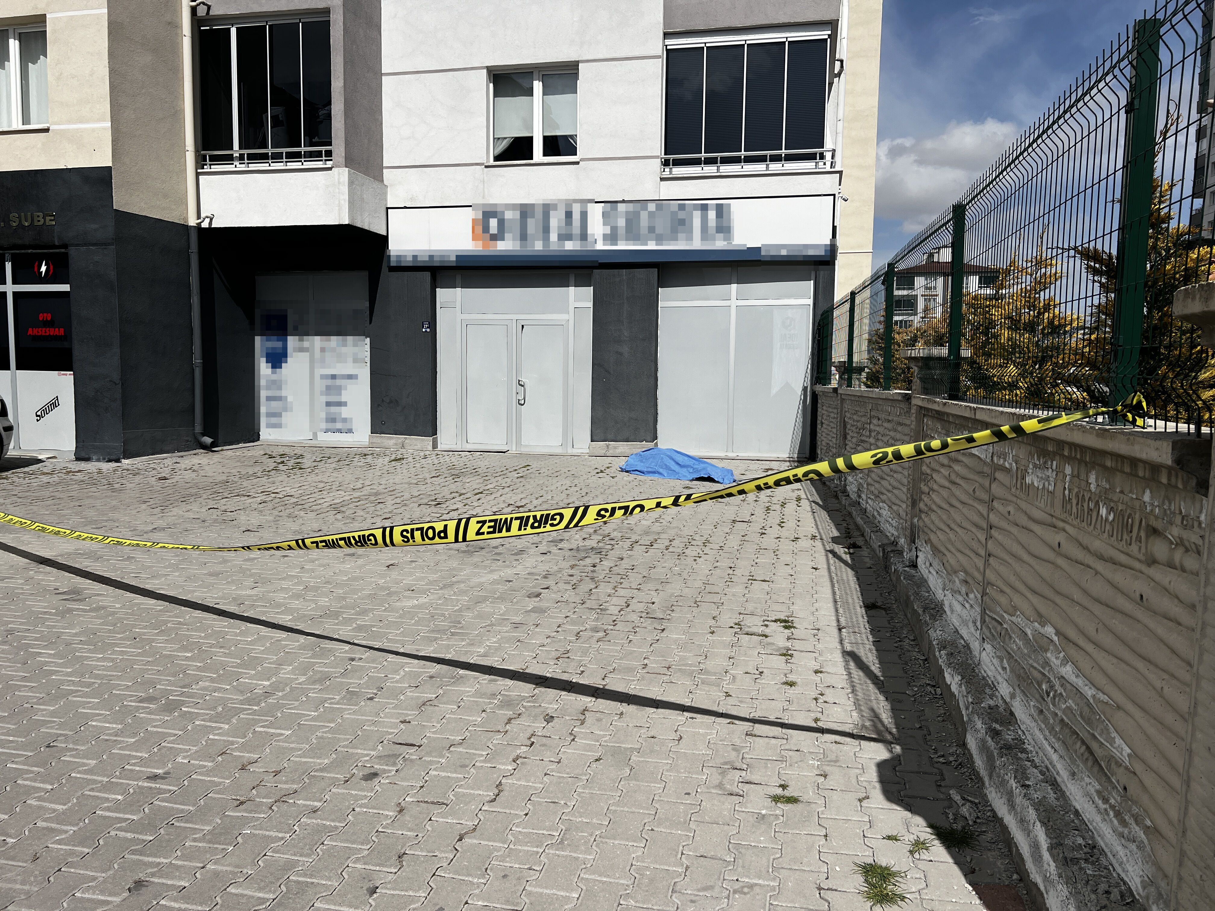 3 U N C U K A T T A K I E V I N I N B A L K O N U N D A N D U S U P 1213640 360871