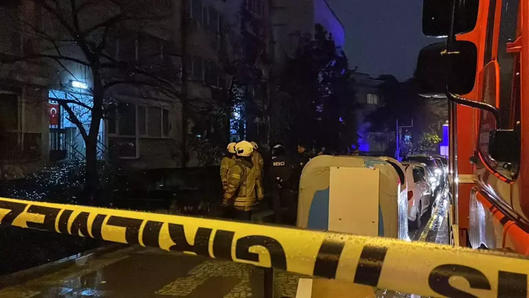 4 Katlı Binada Korkutan Yangın 2 Kişi Dumandan Etkilendi (1)