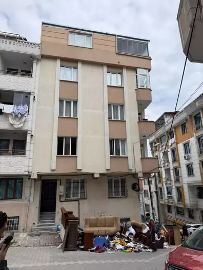 Evden çıkarmak istediği kiracısının eşyalarını sokağa attı-1