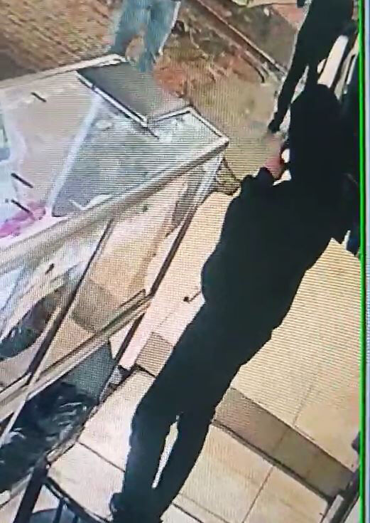 Adana'da Pes Dedirten Hırsızlık! Fiyat Sordu Telefonu Çaldı (3)