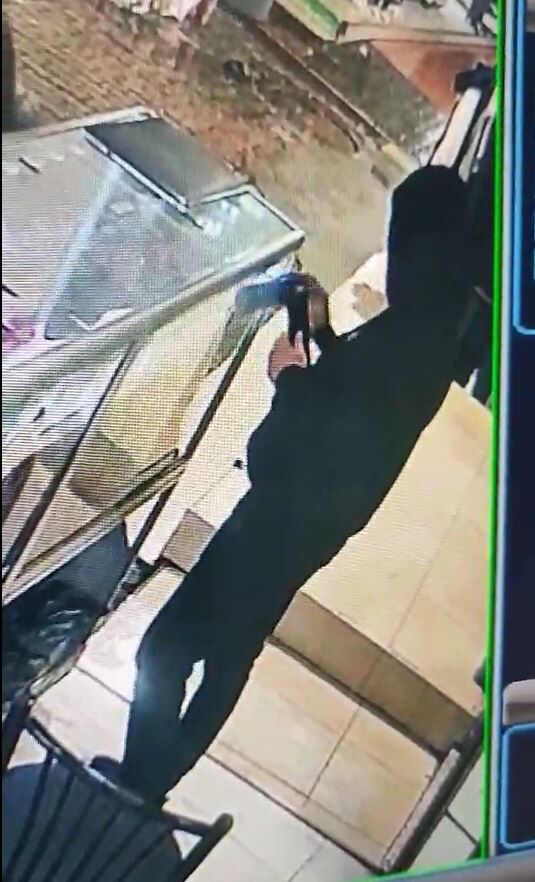 Adana'da Pes Dedirten Hırsızlık! Fiyat Sordu Telefonu Çaldı (5)