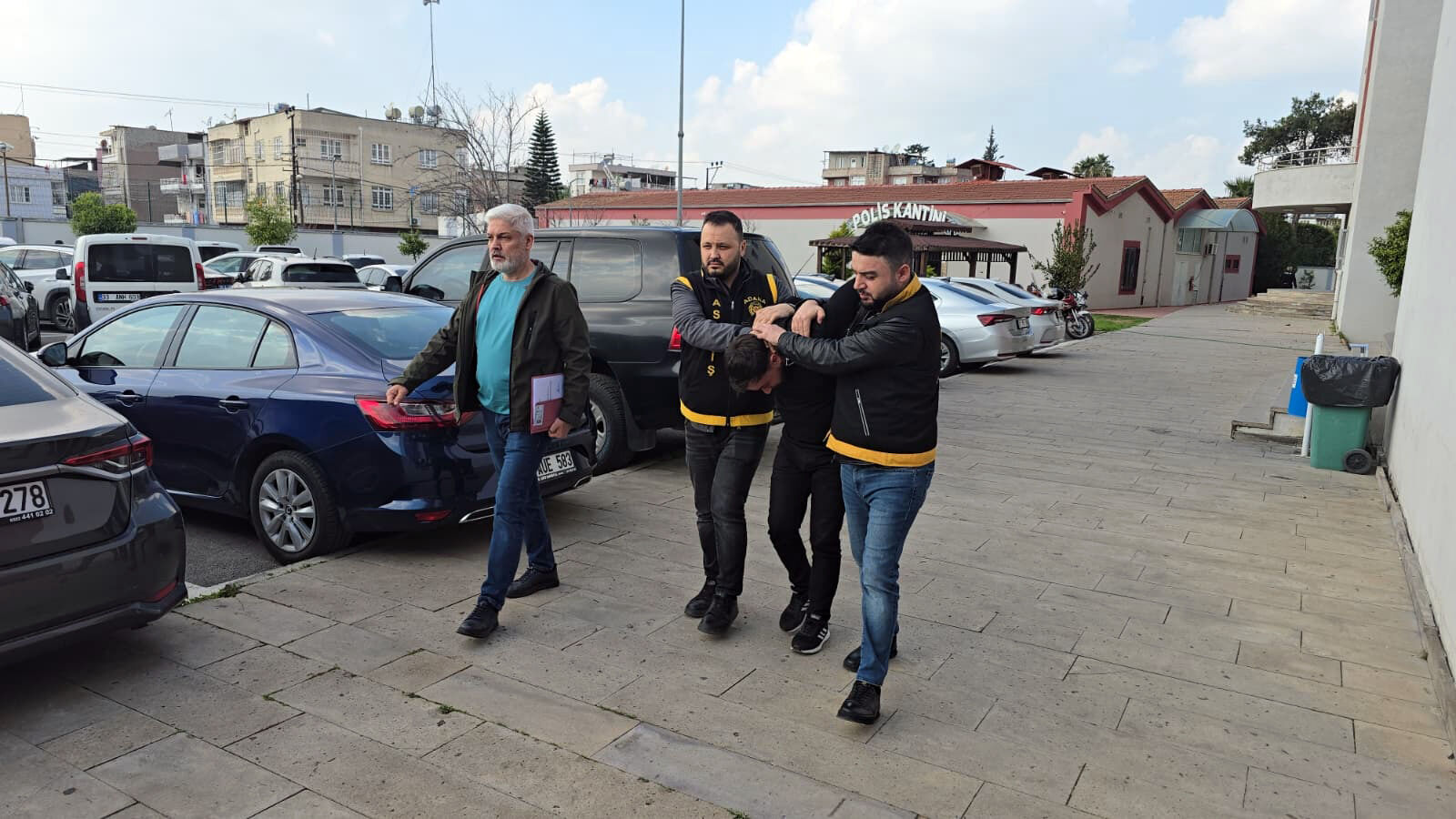 Adana'da Pes Dedirten Hırsızlık! Fiyat Sordu Telefonu Çaldı (7)