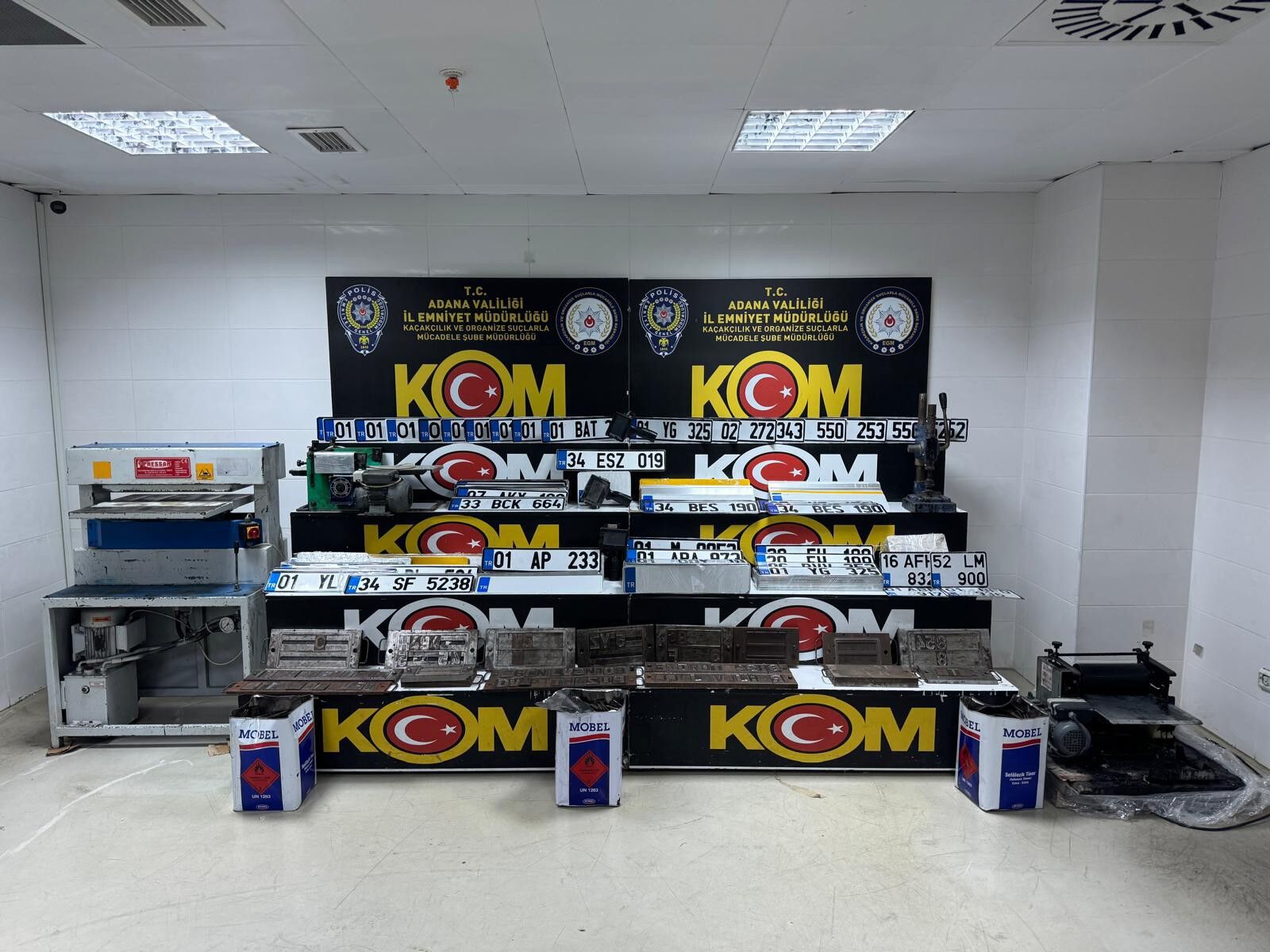 Adana’da Sahte Plaka Atölyelerine Operasyon Yüzlerce App Plaka Ele Geçirildi (1)
