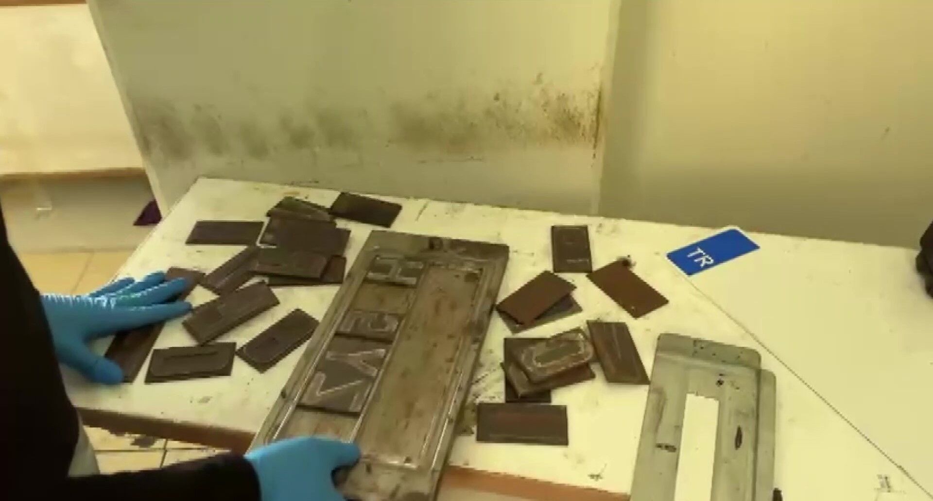 Adana’da Sahte Plaka Atölyelerine Operasyon Yüzlerce App Plaka Ele Geçirildi (3)