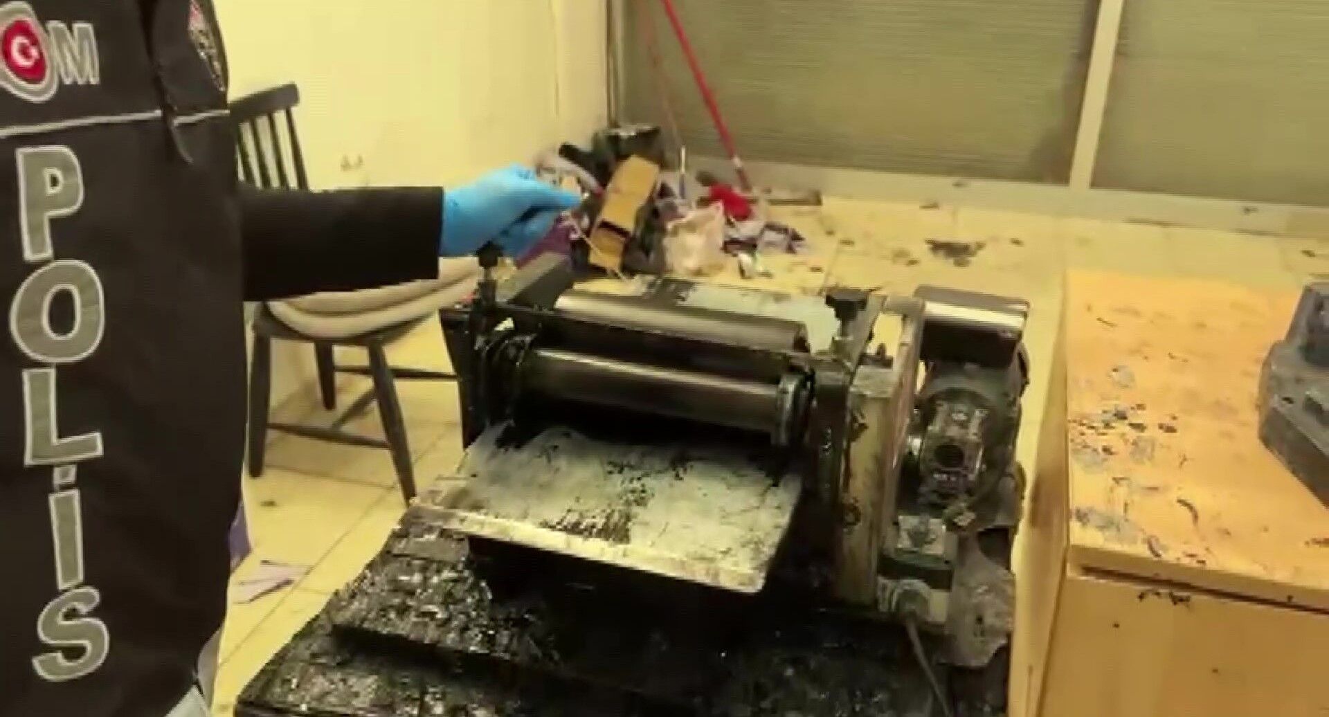 Adana’da Sahte Plaka Atölyelerine Operasyon Yüzlerce App Plaka Ele Geçirildi (4)