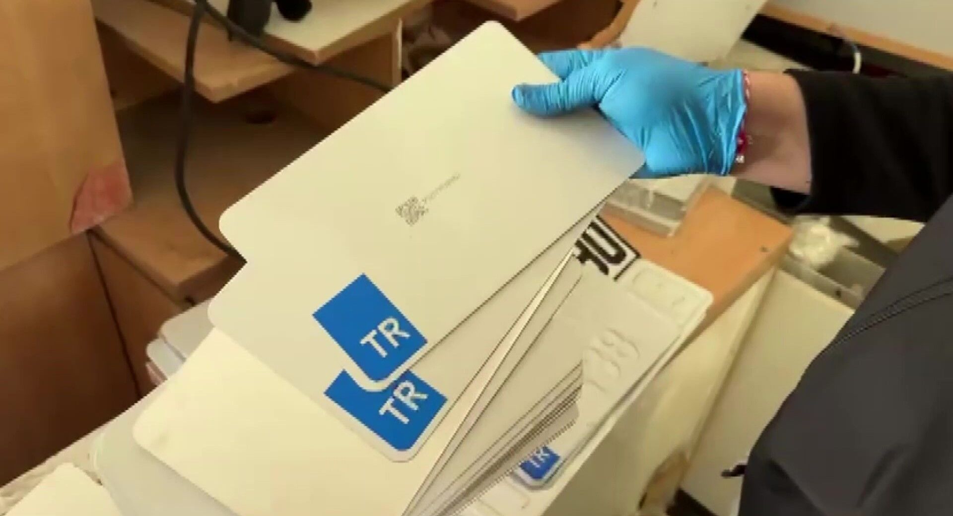 Adana’da Sahte Plaka Atölyelerine Operasyon Yüzlerce App Plaka Ele Geçirildi (5)