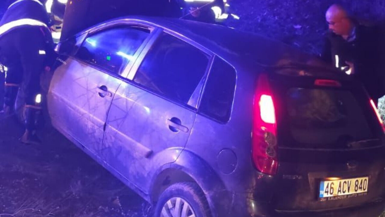 Afşin’de korkutan kaza! Yeşilyurt Mahallesi’nde otomobil metal yığınına döndü