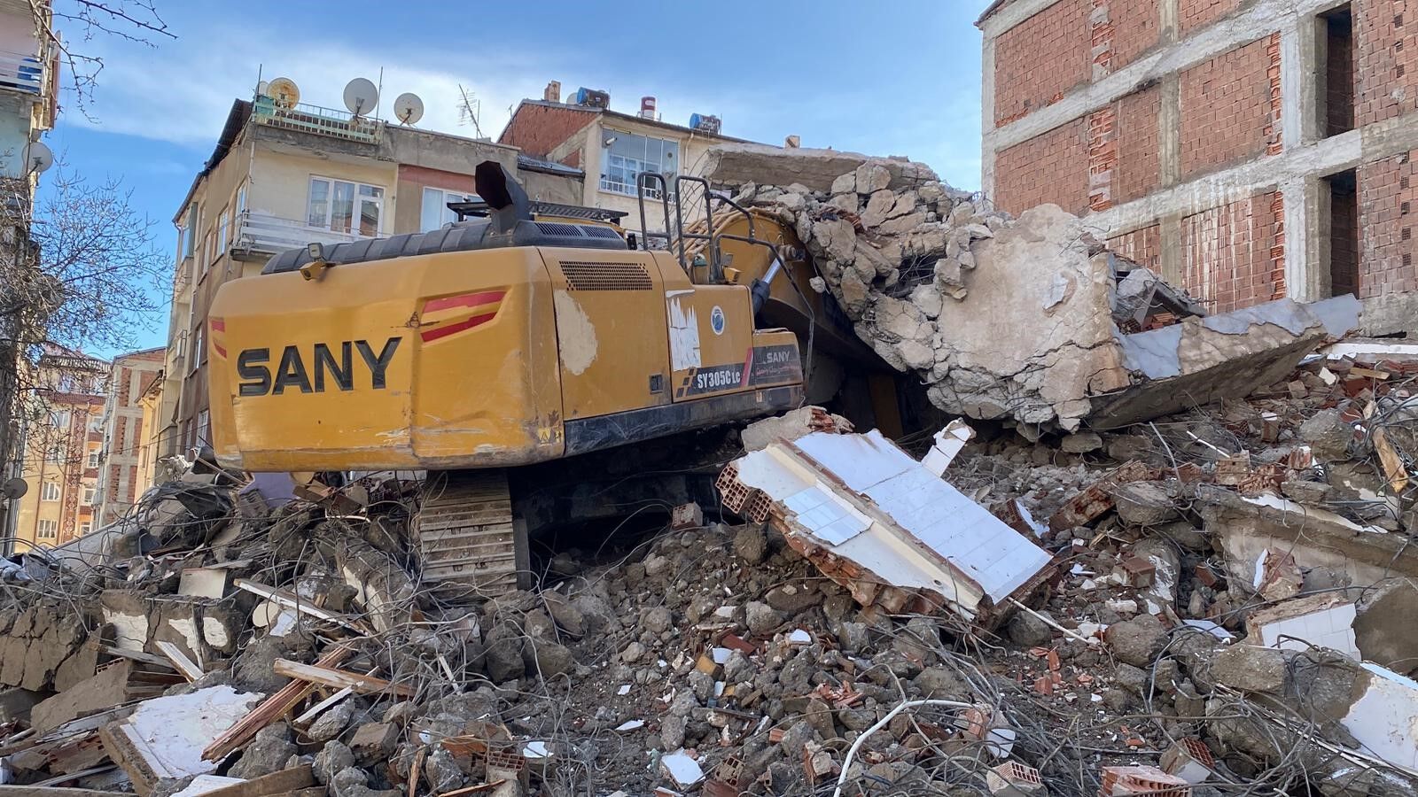 Ağır Hasarlı Bina İş Makinesinin Üstüne Devrildi (1)