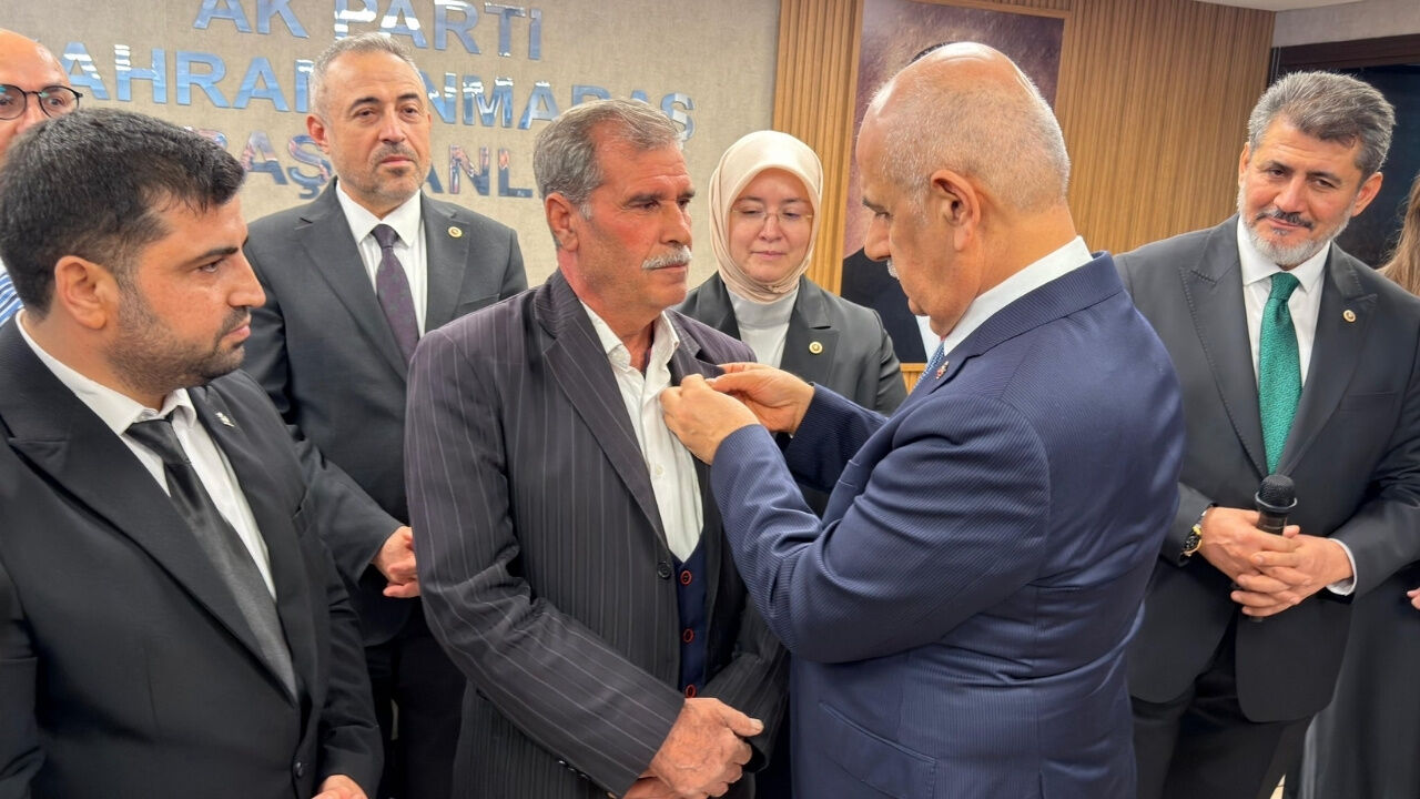 AK Parti bayramlaşmasında şok gelişme: Yeniden Refahlı isimler rozet taktı