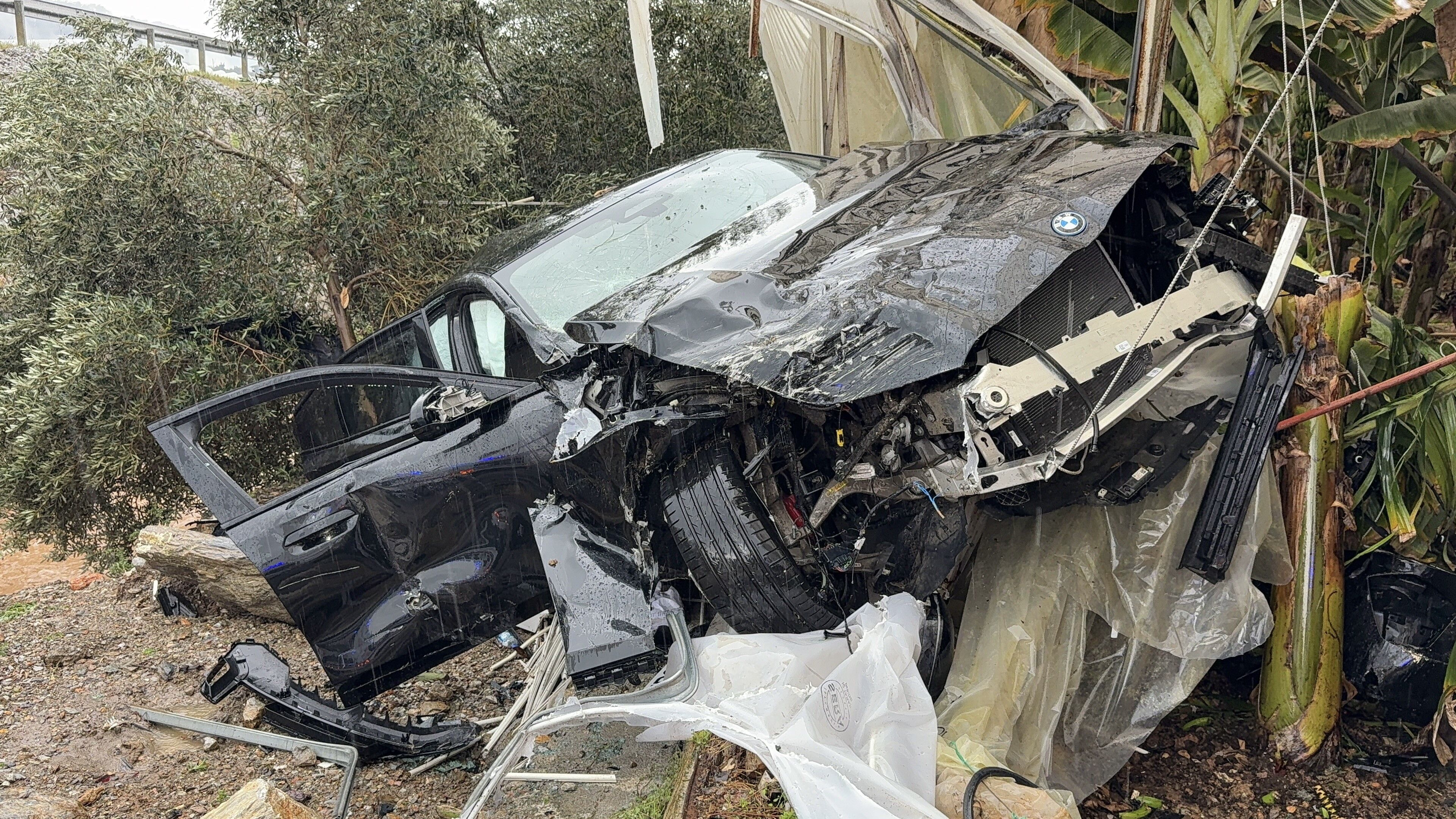 Alanya’da Lüks Otomobil Seraya Uçtu Aynı Noktada 3 Günde İkinci Kaza (1)-1