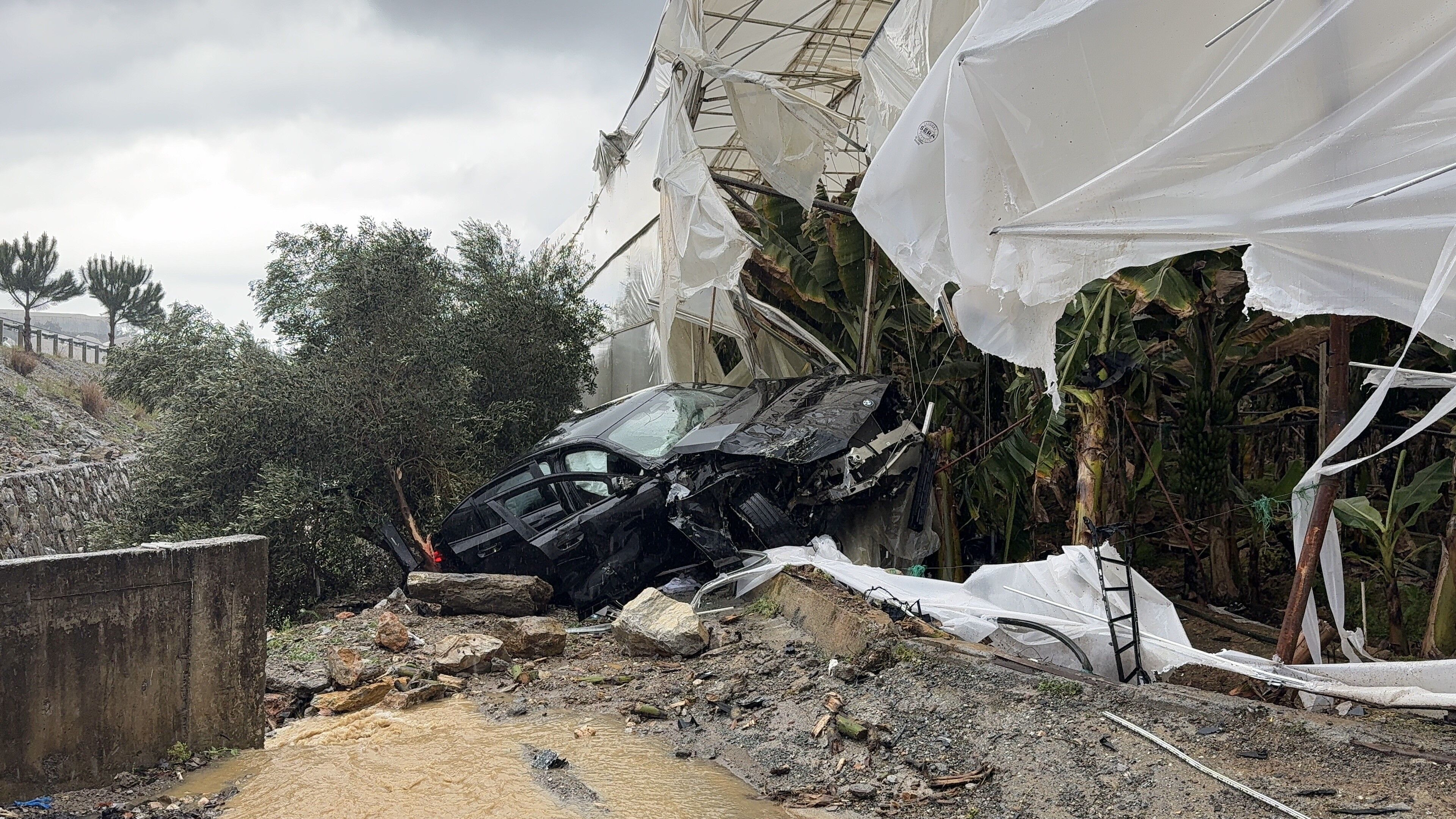 Alanya’da Lüks Otomobil Seraya Uçtu Aynı Noktada 3 Günde İkinci Kaza (3)
