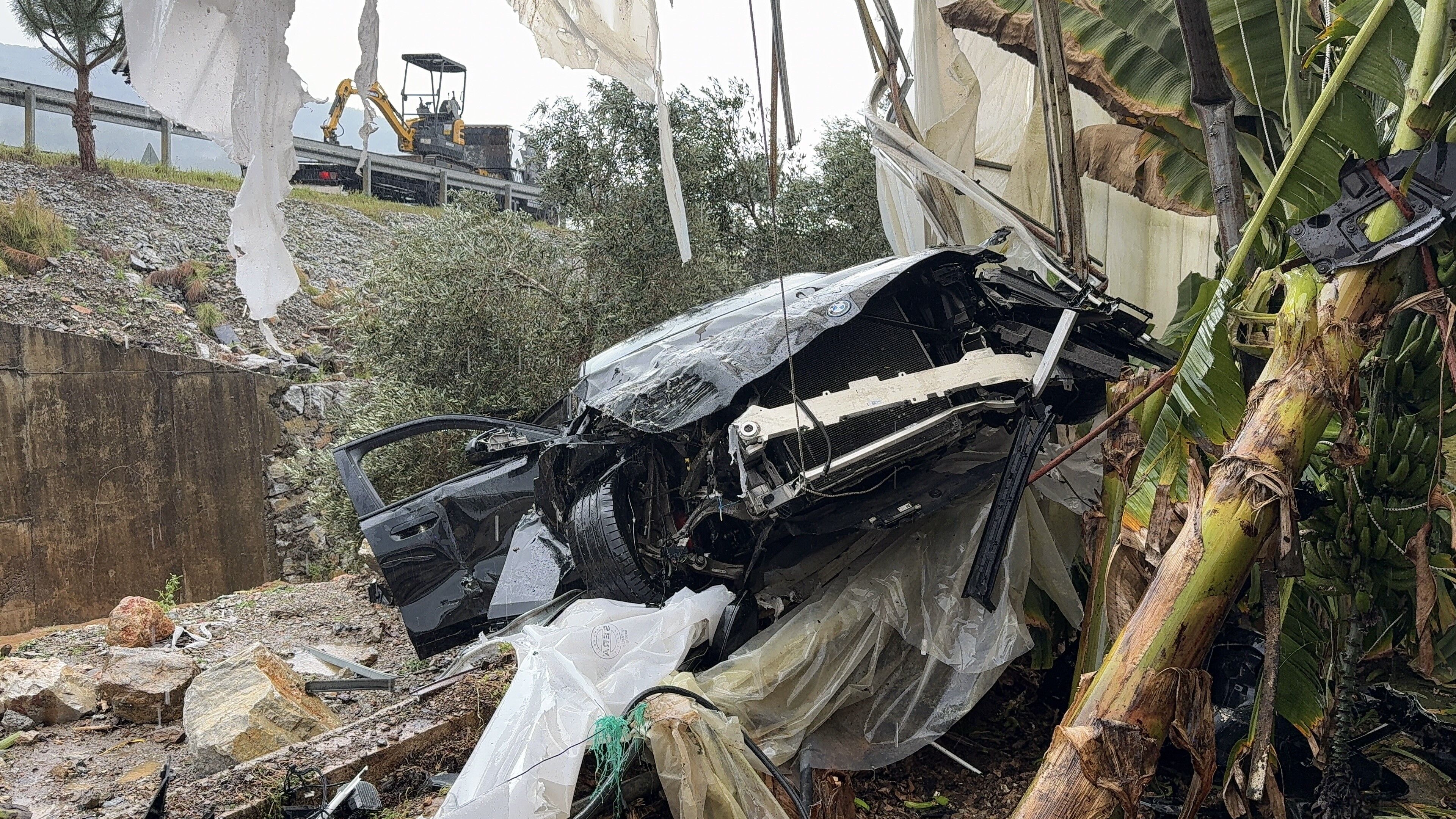 Alanya’da Lüks Otomobil Seraya Uçtu Aynı Noktada 3 Günde İkinci Kaza (4)