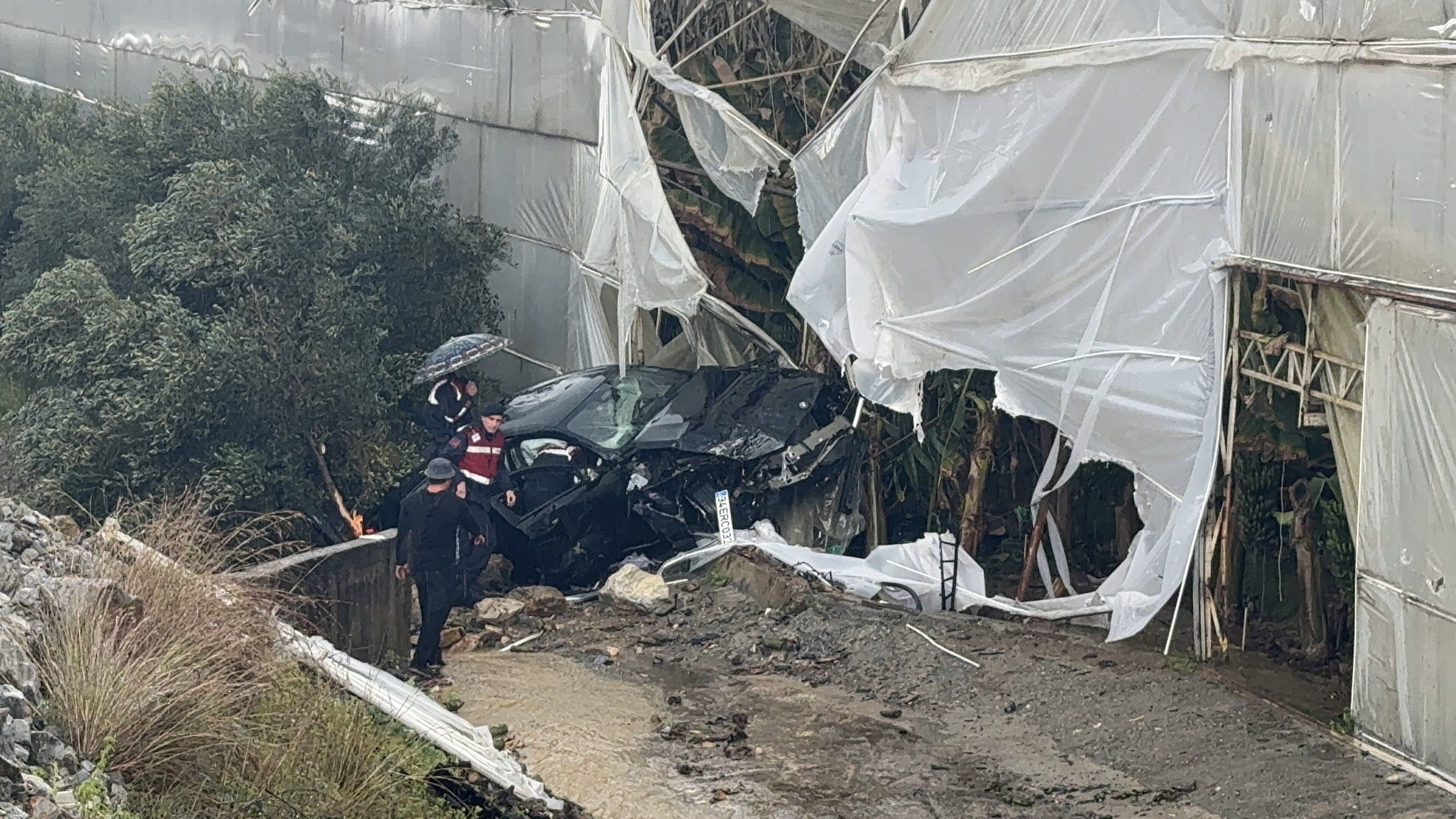 Alanya’da Lüks Otomobil Seraya Uçtu Aynı Noktada 3 Günde İkinci Kaza (5)