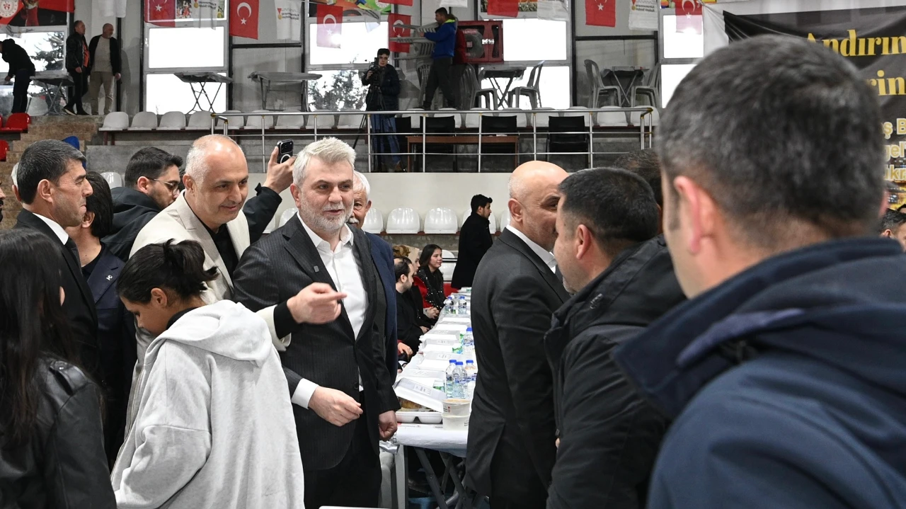 Andırın’da Gönül Sofrası Kuruldu Yüzlerce Kişi Iftarda Buluştu (1)