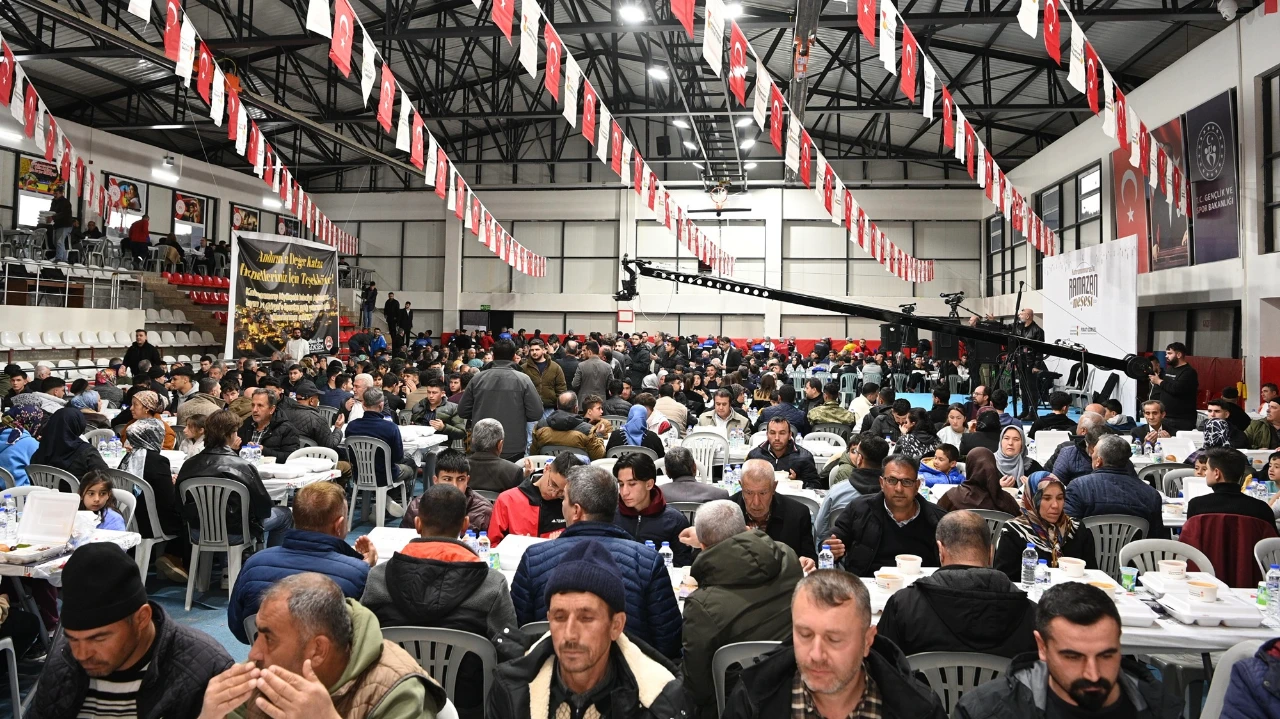 Andırın’da Gönül Sofrası Kuruldu Yüzlerce Kişi Iftarda Buluştu (4)