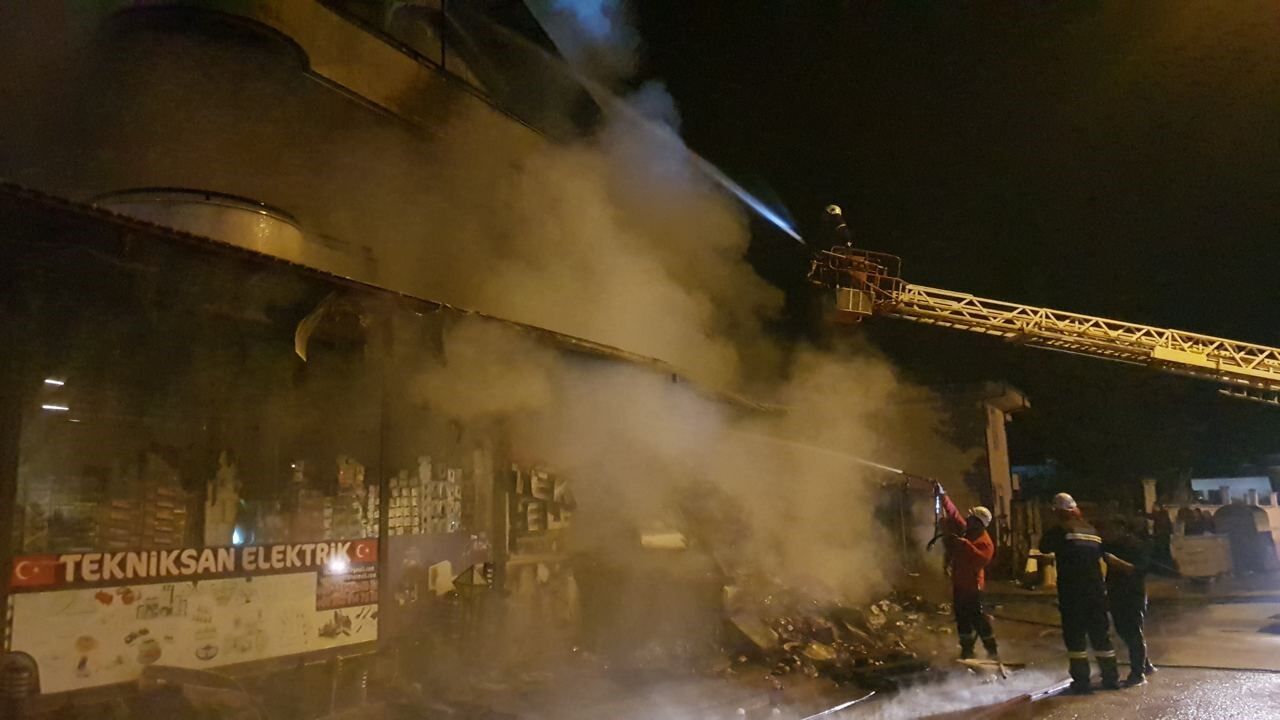 Antalya Kemer'de Elektrikçi Dükkânında Çıkan Yangın Mahalleliyi Sokağa Döktü (1)-1