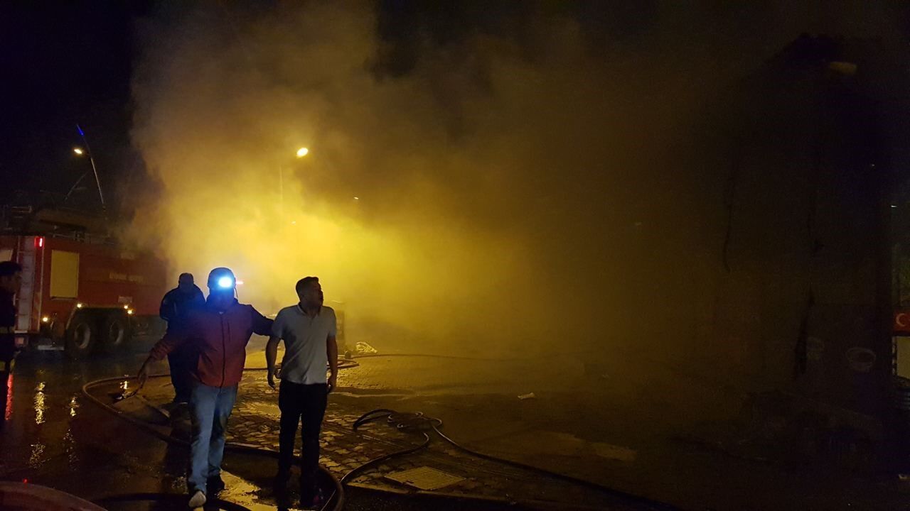 Antalya Kemer'de Elektrikçi Dükkânında Çıkan Yangın Mahalleliyi Sokağa Döktü (2)