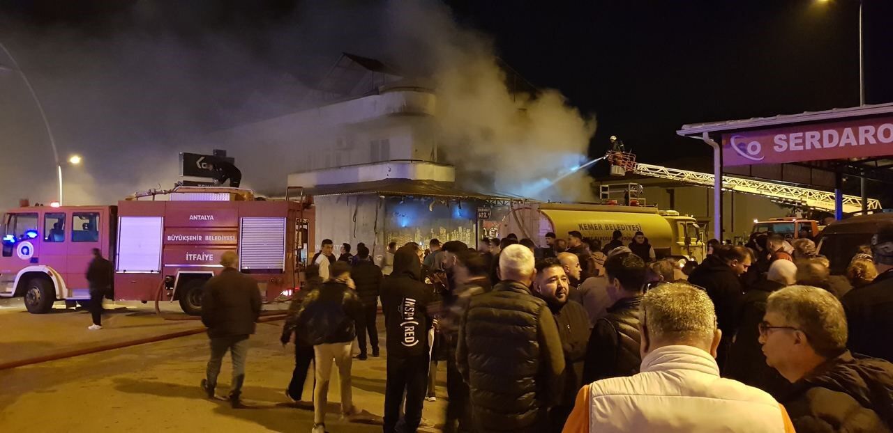 Antalya Kemer'de Elektrikçi Dükkânında Çıkan Yangın Mahalleliyi Sokağa Döktü (3)