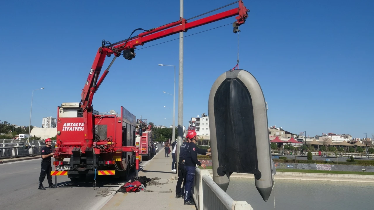 Antalya’da Film Gibi Kurtarma Misinalara Dolanan Martı Itfaiye Ekiplerince Kurtarıldı (1)