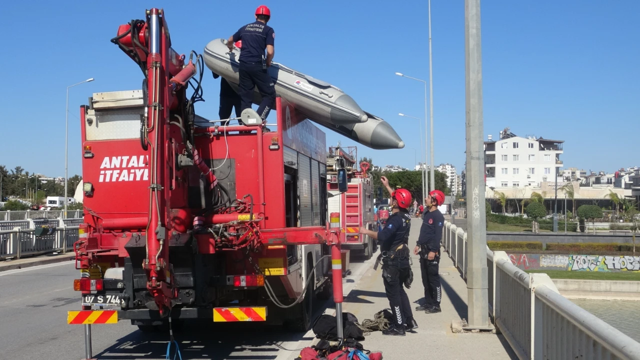 Antalya’da Film Gibi Kurtarma Misinalara Dolanan Martı Itfaiye Ekiplerince Kurtarıldı (6)
