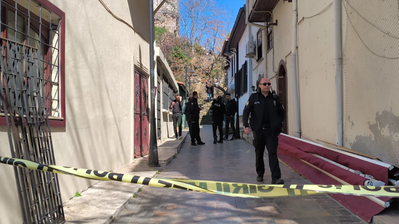 Antalya’da “Neden Video Çekiyorsun” Kavgası Kanlı Bitti 3 Yaralı (4)