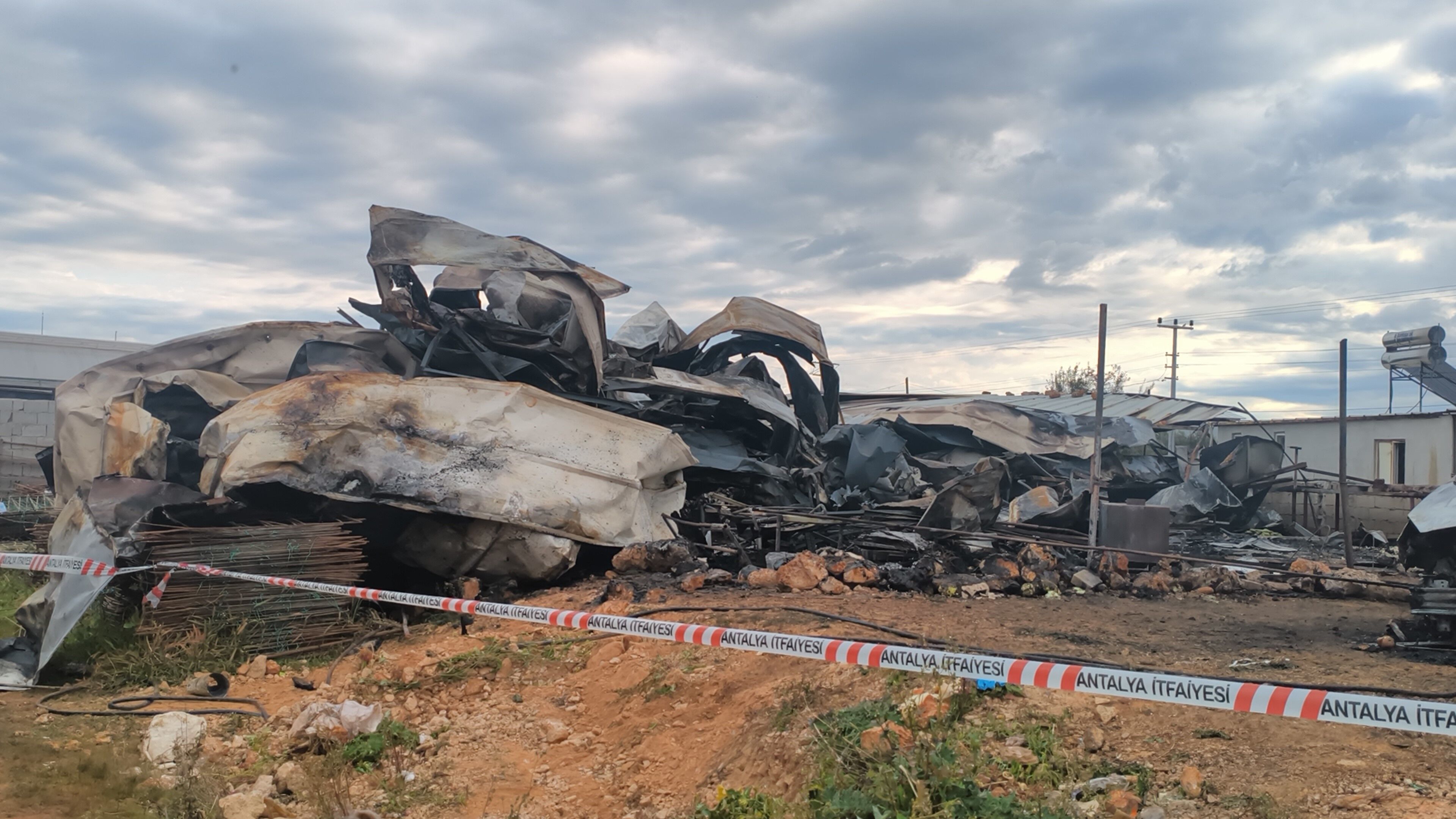 Antalya’da Yangın Faciası 5’I Çocuk 6 Kişi Hayatını Kaybetti (2)