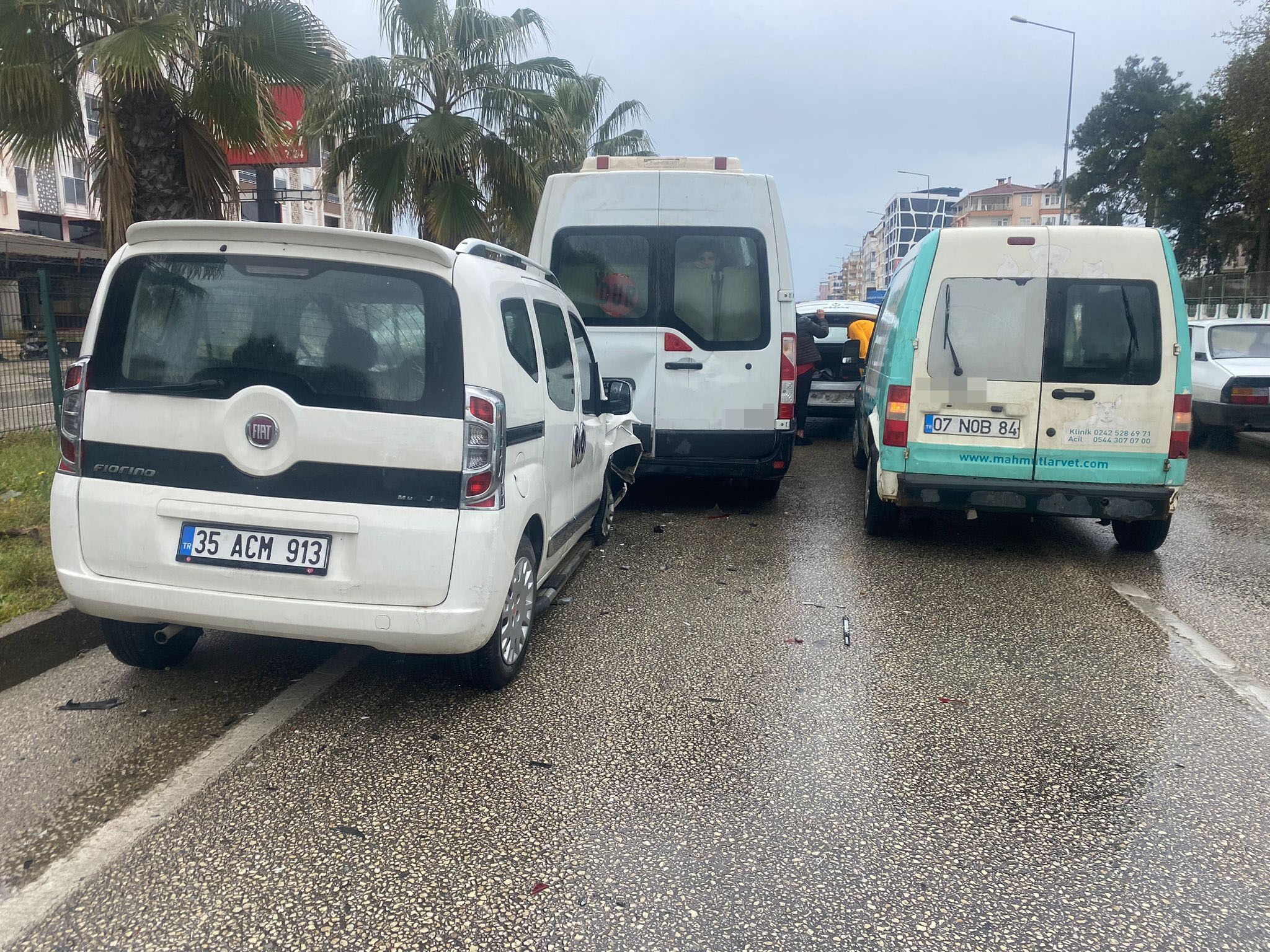 Antalya’da Zincirleme Trafik Kazası Araçta Sıkışan Kadın Yolcu Kurtarıldı (1)-1