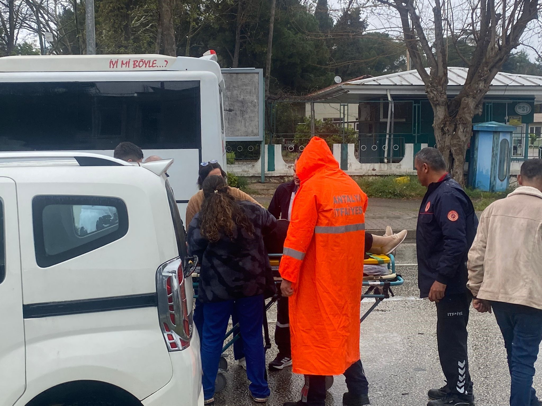 Antalya’da Zincirleme Trafik Kazası Araçta Sıkışan Kadın Yolcu Kurtarıldı (2)