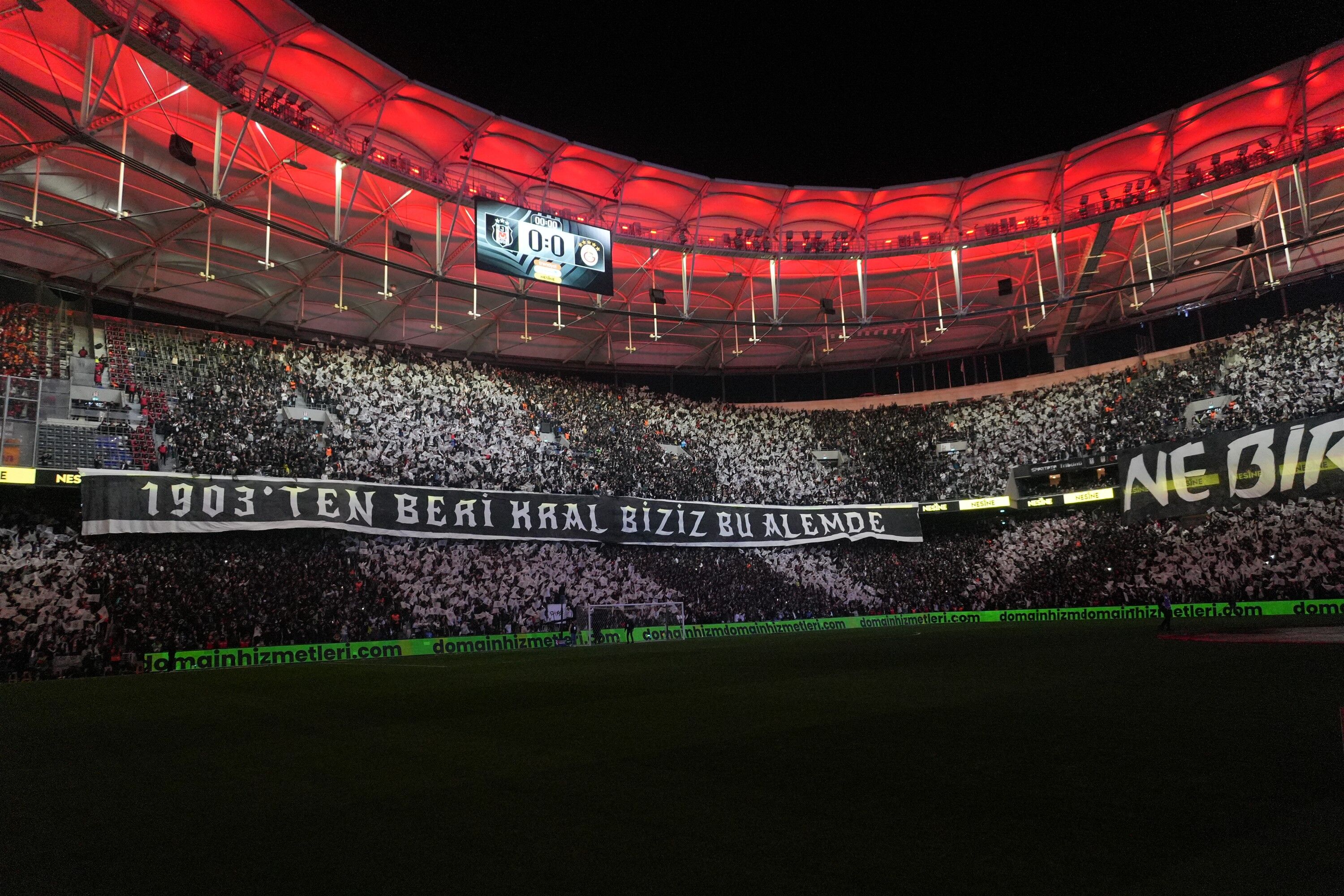 Beşiktaş – Galatasaray Derbisinde Tribünlerden Görsel Şov! (1)