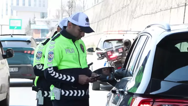 Boğazına Şeker Kaçan Sürücüyü Kurtaran Polis Konuştu (2)