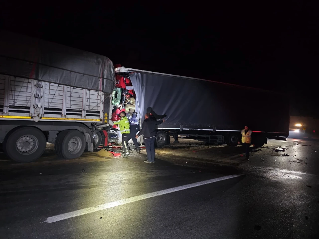 Bursa Kestel’de Iki Tir Çarpıştı Bir Sürücü Hayatını Kaybetti (1)