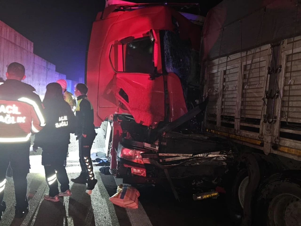 Bursa Kestel’de Iki Tir Çarpıştı Bir Sürücü Hayatını Kaybetti (3)